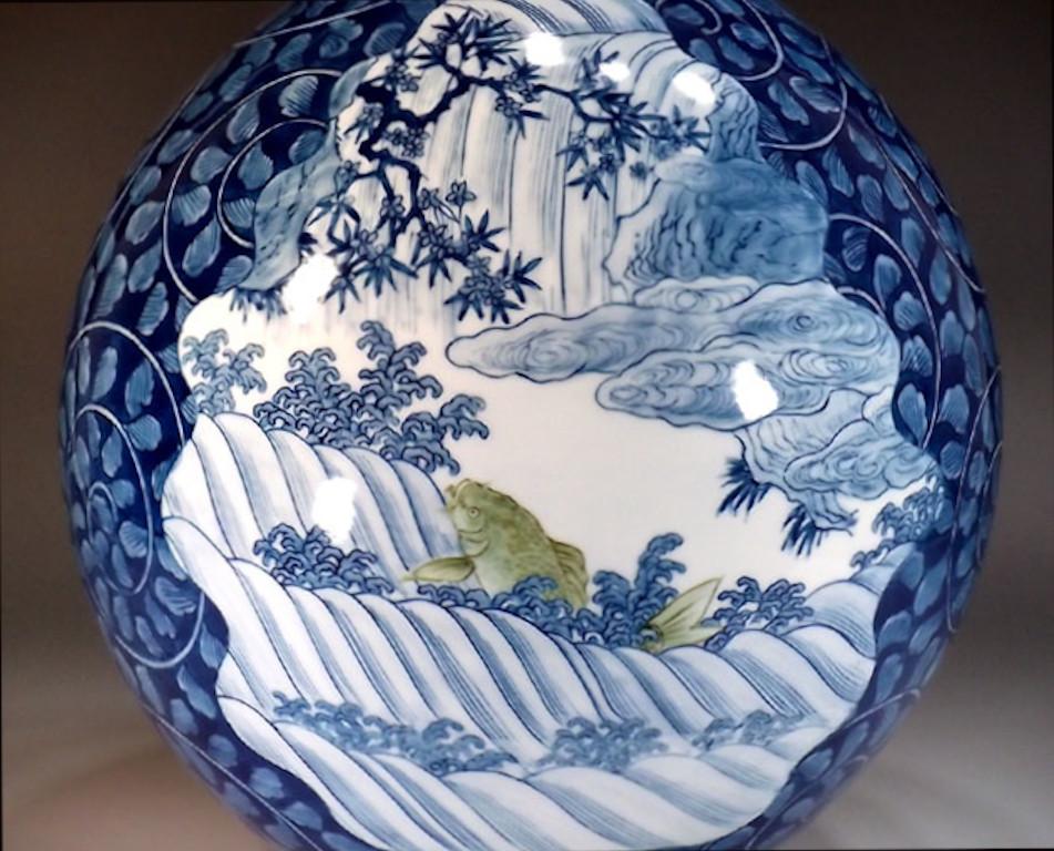 Exquis grand vase décoratif japonais contemporain en porcelaine, peint à la main dans différentes nuances de bleu sous glaçure sur un corps en porcelaine de forme élégante, une œuvre signée par un maître porcelainier japonais très respecté dans la