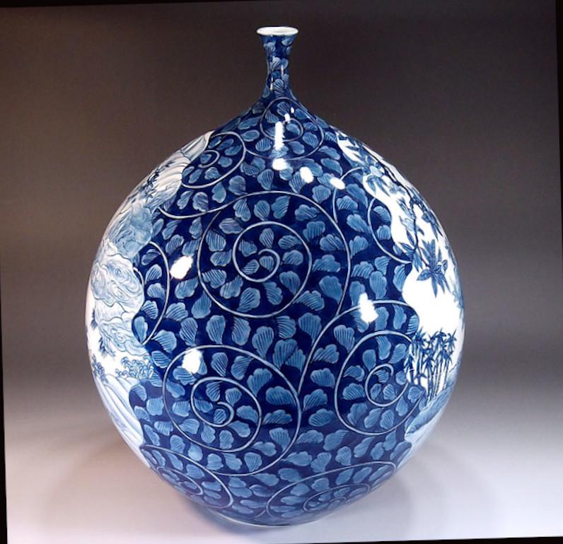 Japonais Vase en porcelaine japonaise bleu de l'artiste contemporain, 5 pièces en vente