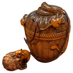 Inro japonés de madera de boj y Netsuke de ratas y serpientes en cesta