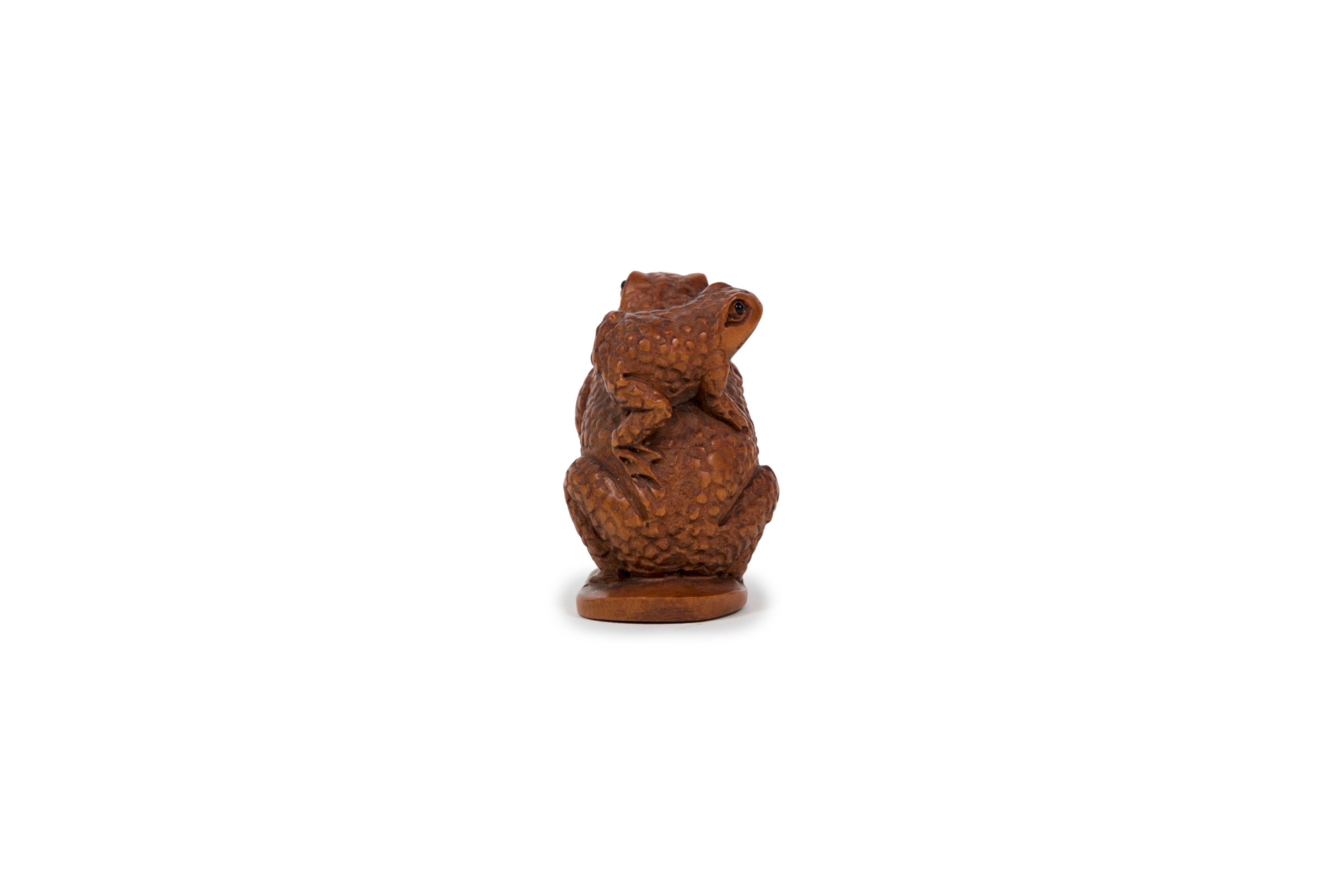 Giapponese Netsuke giapponese in legno di bosso a forma di tre rospi impilati l'uno sull'altro in vendita