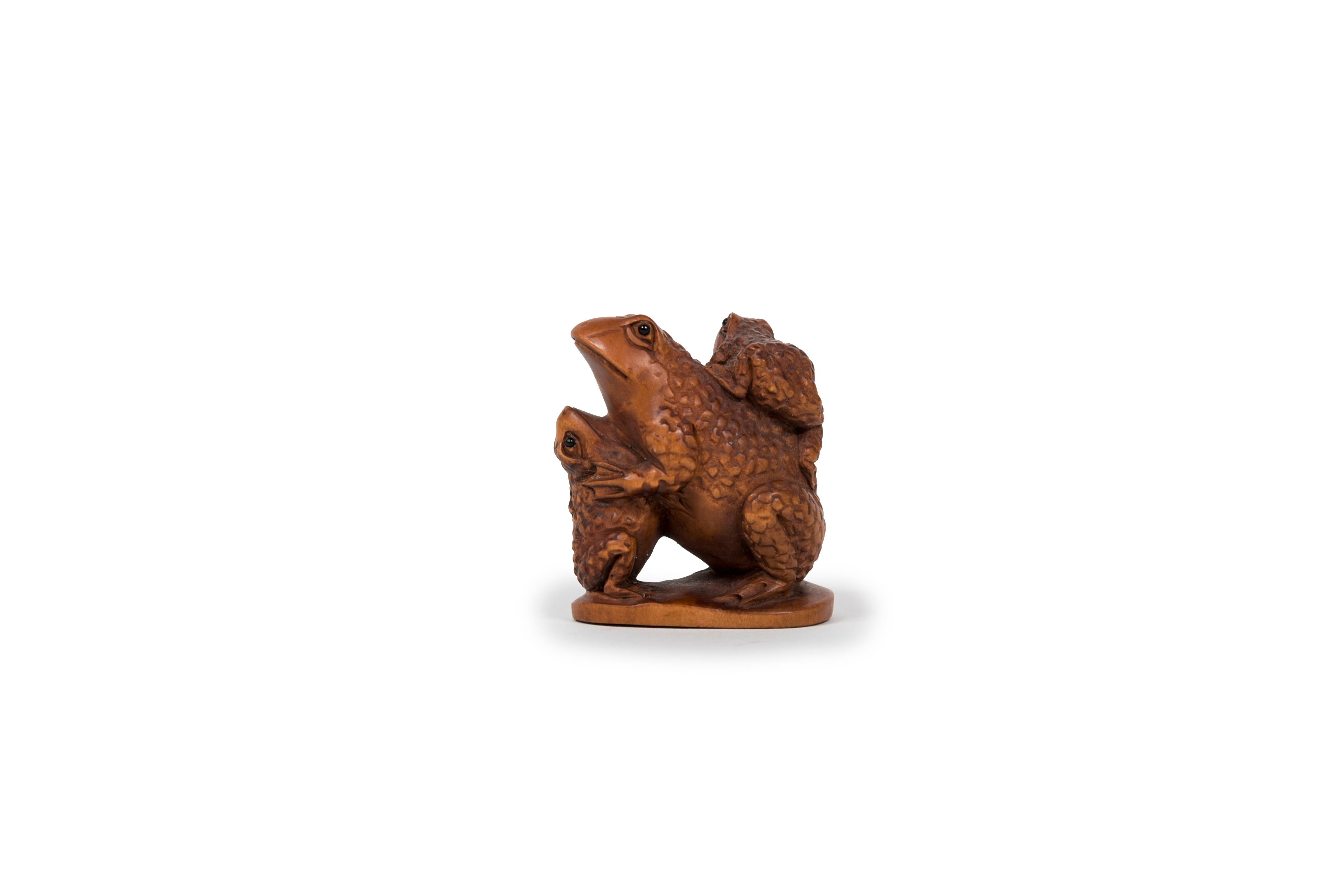Intagliato Netsuke giapponese in legno di bosso a forma di tre rospi impilati l'uno sull'altro in vendita