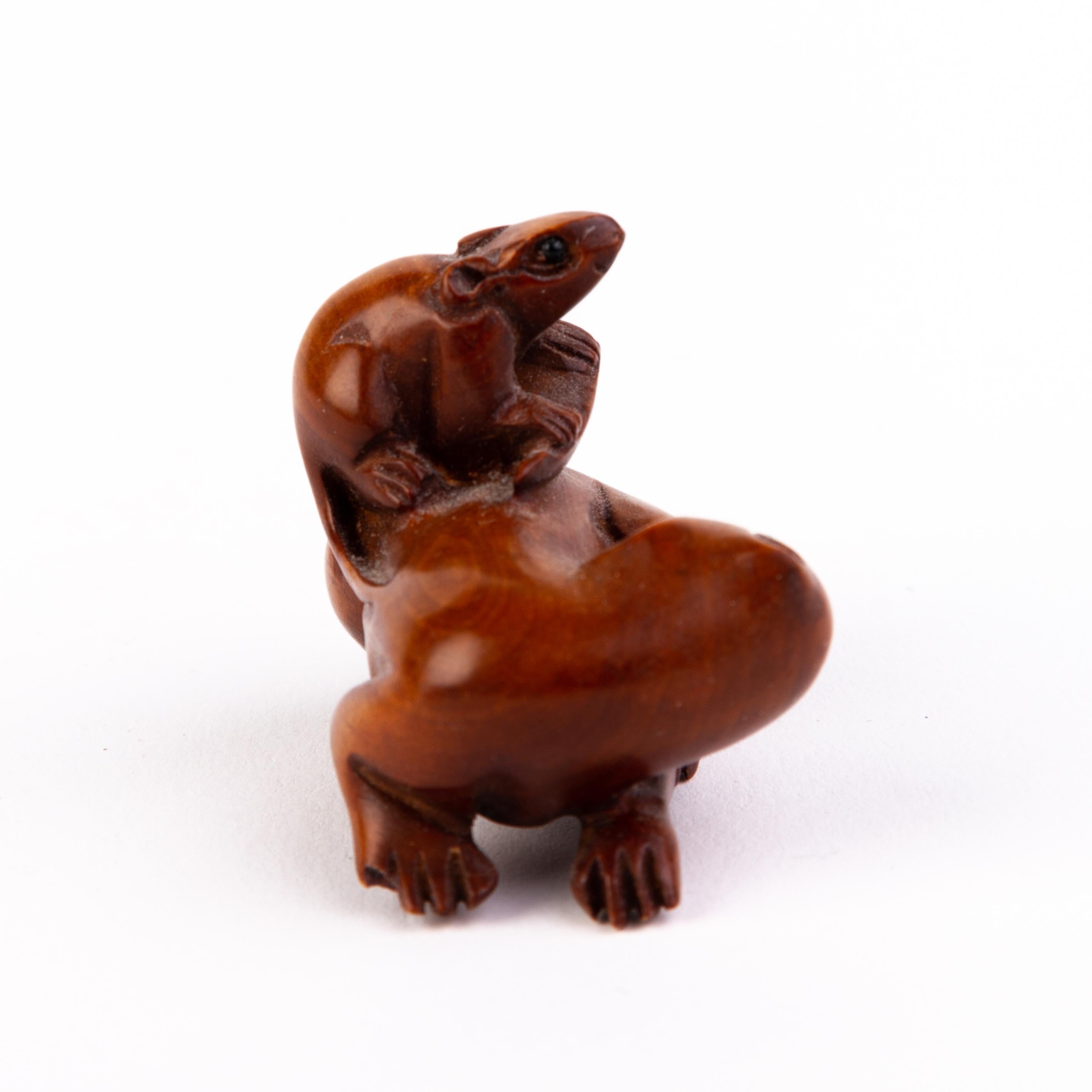 In good condition
From a private collection
Free international shipping
Japanese Boxwood Netsuke Inro of Cat & Mouse