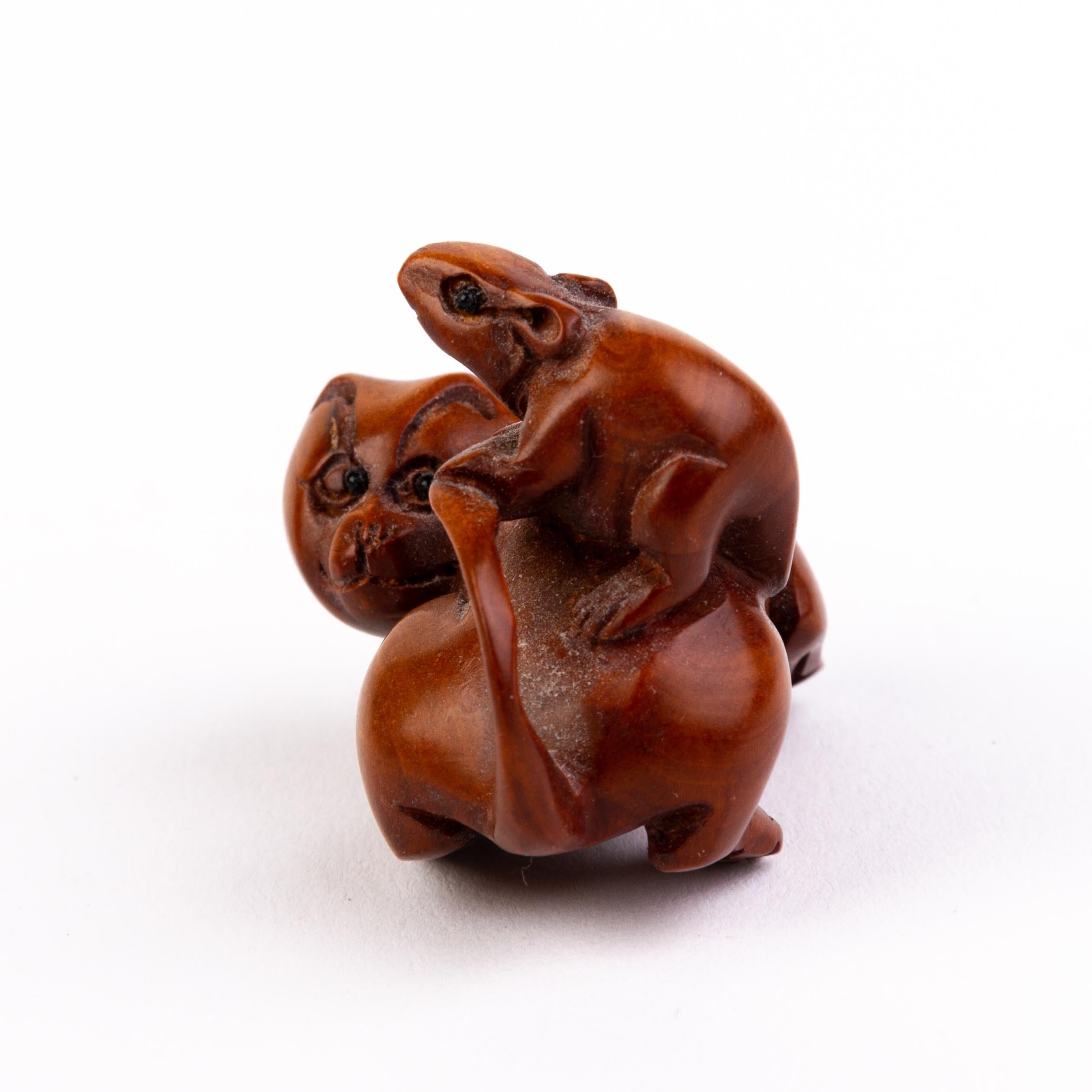 Japanese Boxwood Netsuke Inro of Cat & Mouse In Good Condition For Sale In Nottingham, GB