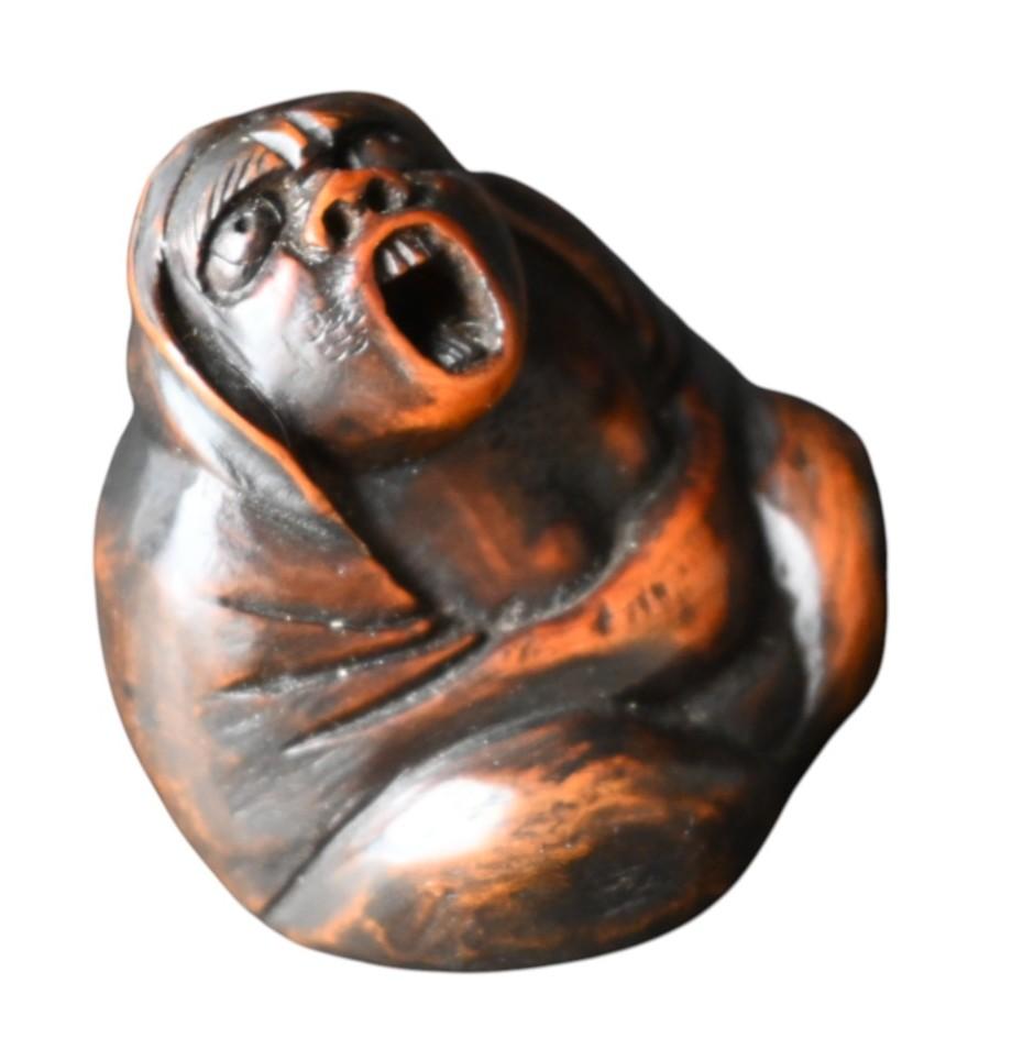 Netsuke japonés de madera de boj - Monje en éxtasis, Periodo Edo Tallado a mano en venta