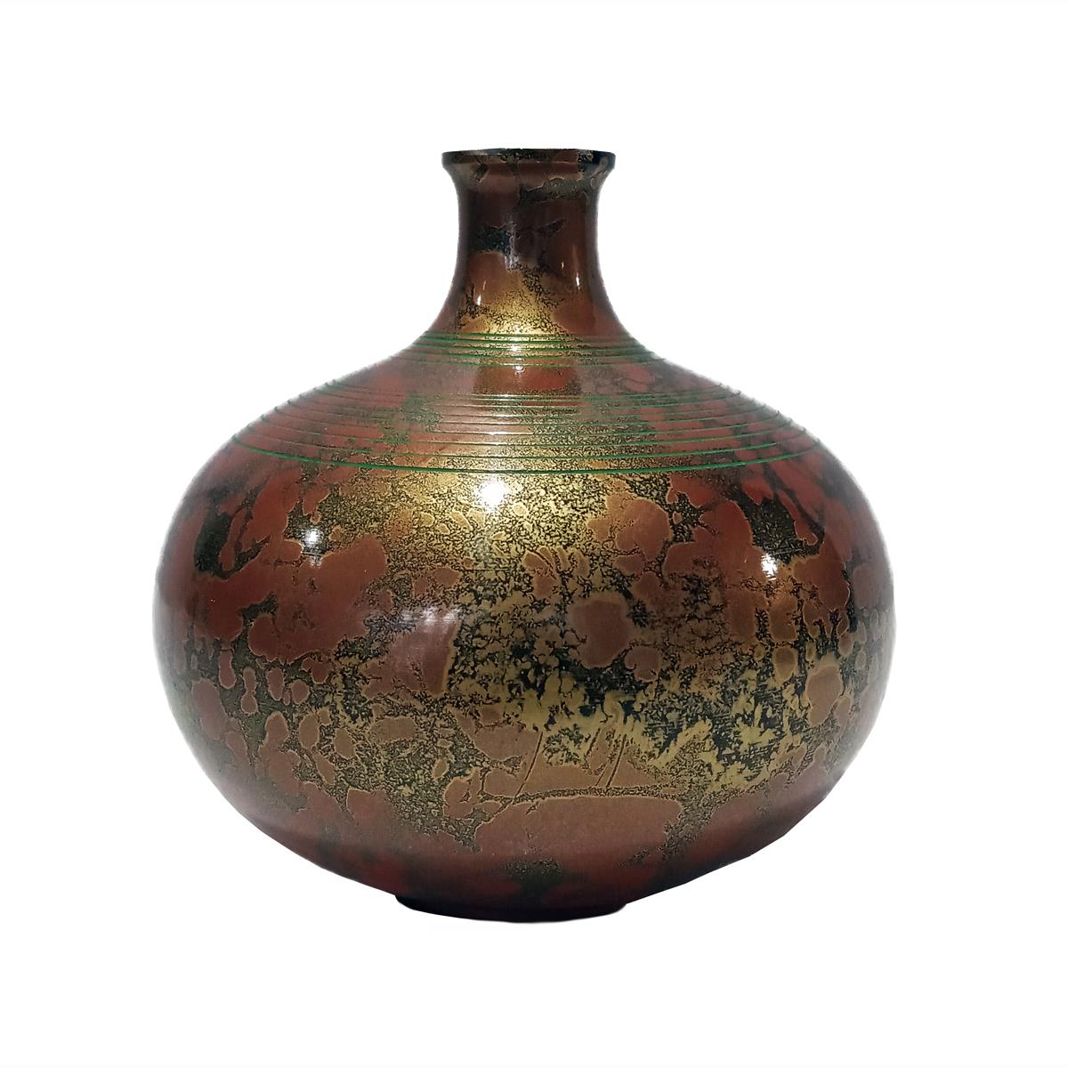 An Ikebana brass vase, hand-crafted in Japan, circa 1926. Showa Period. The finish is Murashido, a centuries-old technique that consists in dipping the cast brass in oil and smoke it with rice straw, which gives the vase that mottled, red swirl