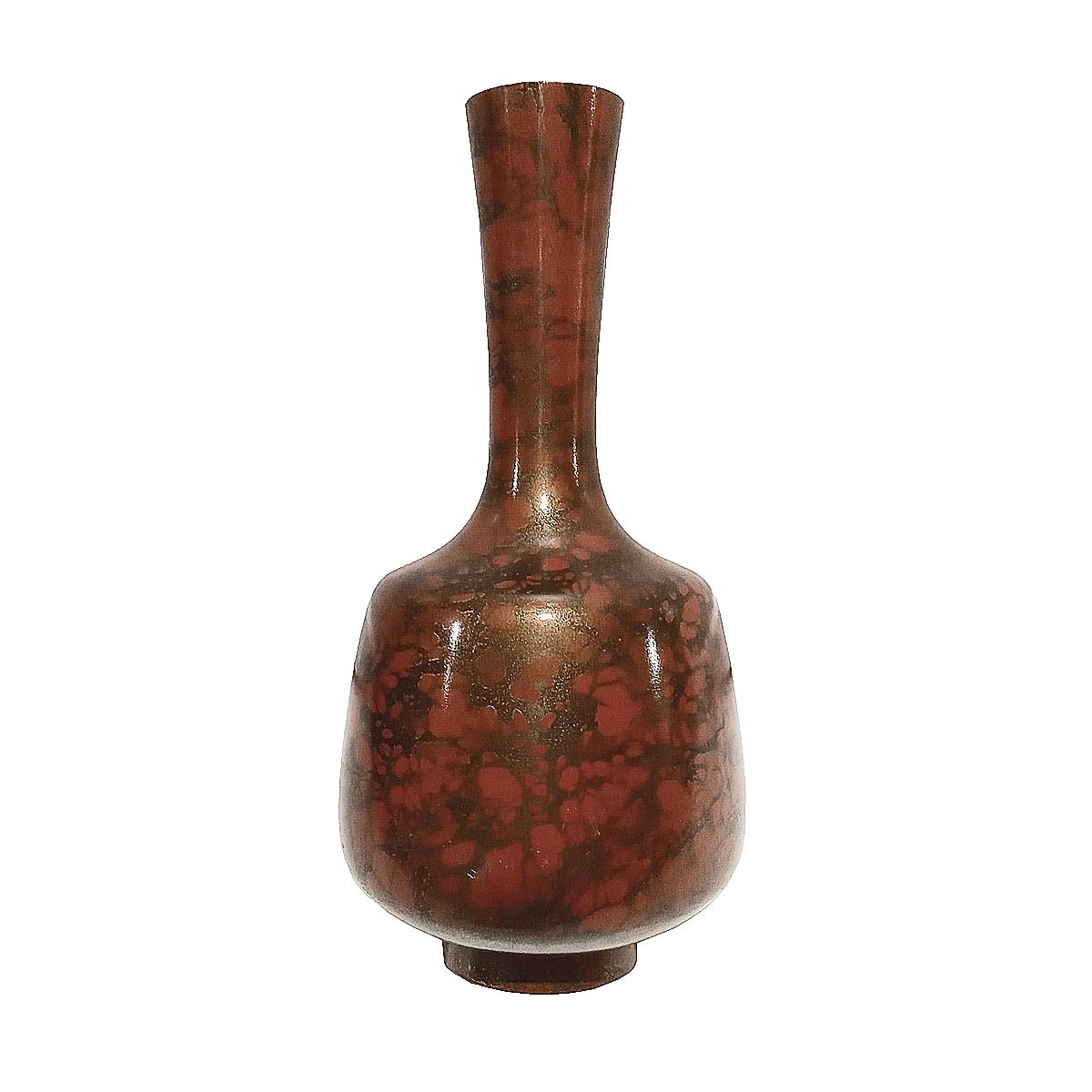 A fabulous Ikebana brass vase, hand-crafted in Japan, Showa Period. The finish is Murashido, a centuries-old technique that consists in dipping the cast brass in oil and smoke it with rice straw, which gives the vase that beautiful mottled patina.