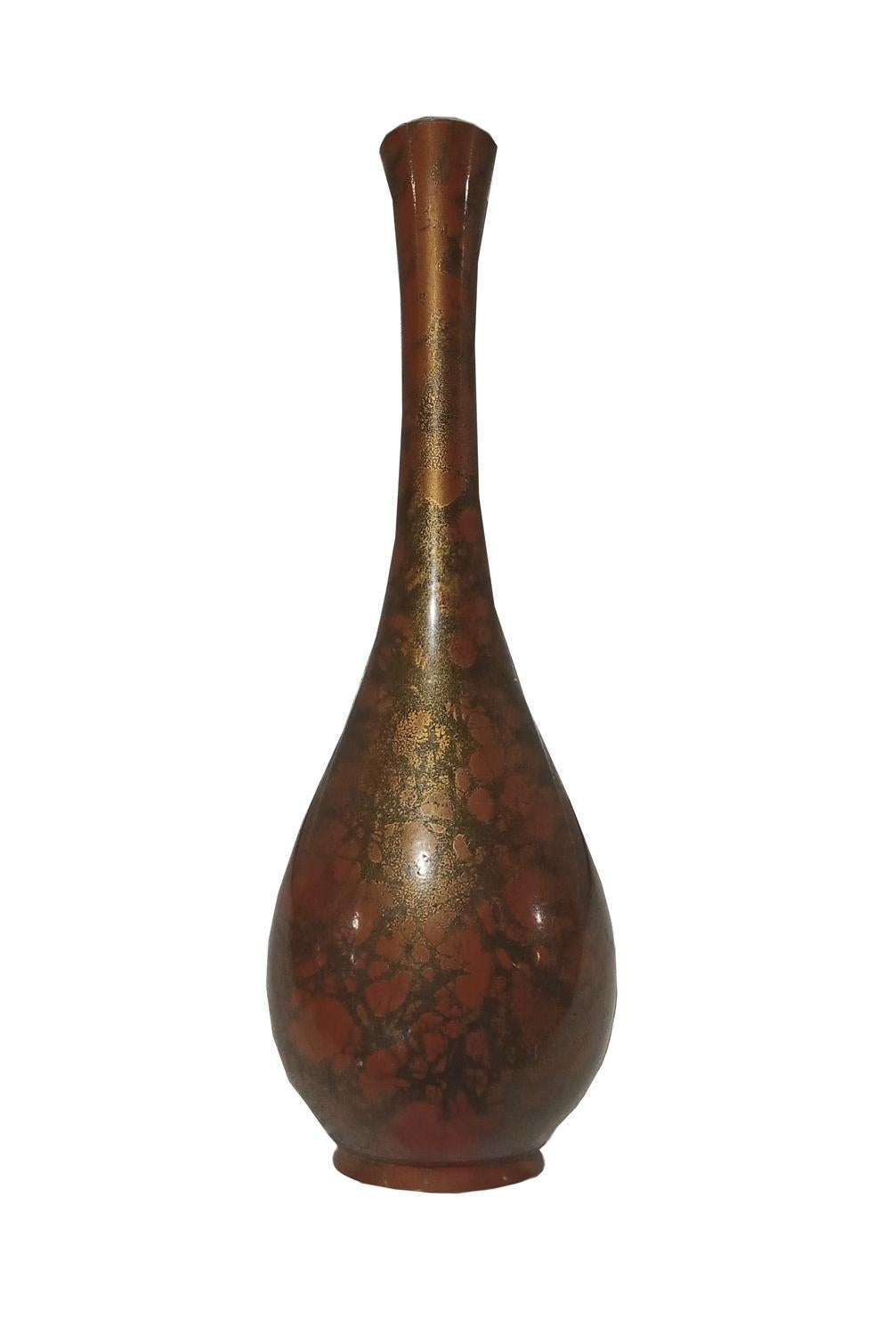 A fabulous Ikebana brass vase, hand-crafted in Japan, Showa Period. Oval shape. The finish is Murashido, a centuries-old technique that consists in dipping the cast brass in hot oil and smoke it with rice straw, which gives the metal its beautiful