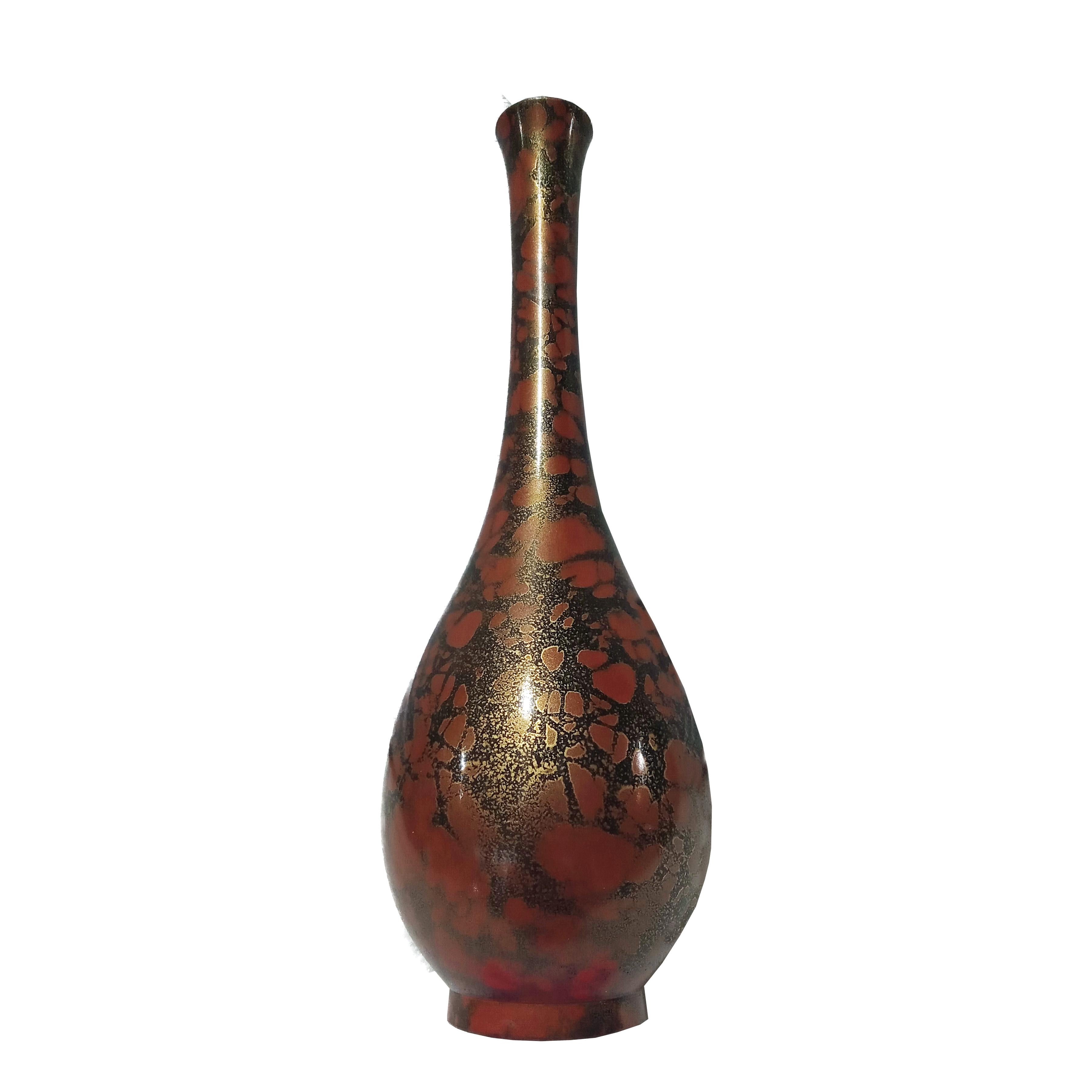 A fabulous Ikebana brass vase, hand-crafted in Japan, Showa Period. Oval shape. The finish is Murashido, a centuries-old technique that consists in quenching the cast brass in hot oil and smoke it with rice straw, which gives the vase that beautiful