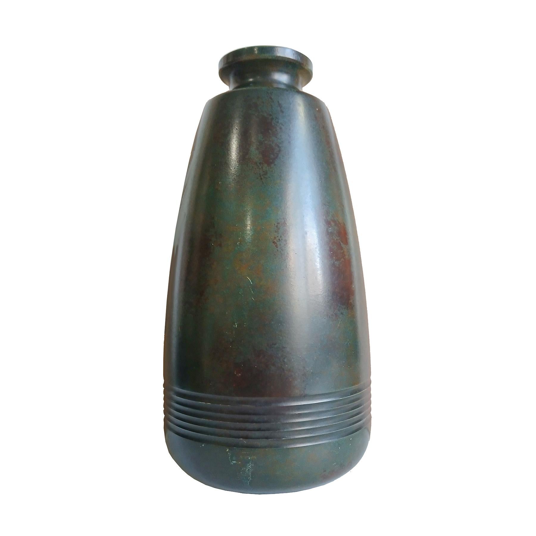 Un elegante vaso in ottone, realizzato a mano in Giappone, periodo Showa. La finitura è Murashido, una tecnica secolare che consiste nello spegnere l'ottone fuso in olio caldo e affumicarlo con paglia di riso, che conferisce al vaso una bellissima