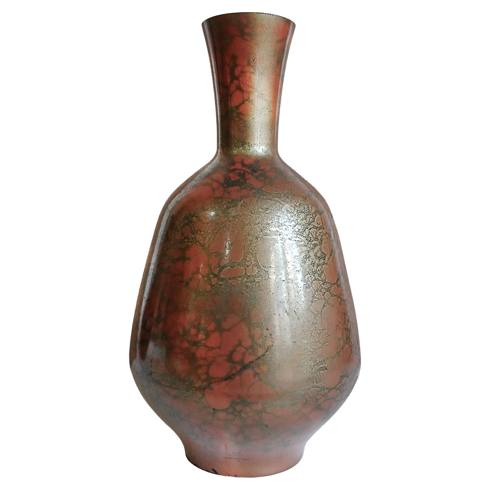 Un elegante vaso in ottone, realizzato a mano in Giappone, periodo Showa. La finitura è Murashido, una tecnica secolare che consiste nello spegnere l'ottone fuso in olio caldo e affumicarlo con paglia di riso, che conferisce al vaso una bellissima