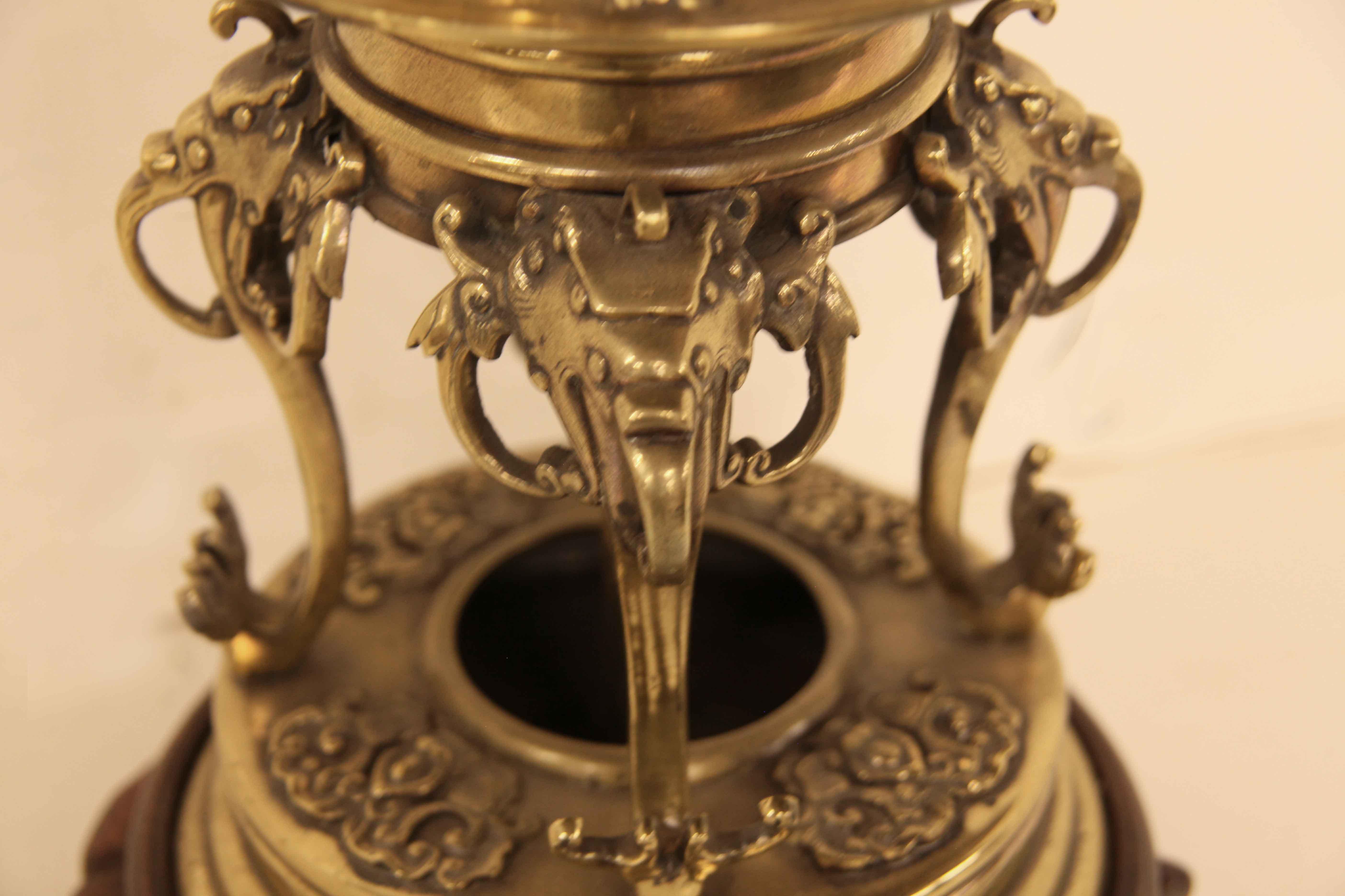 Japanische Vasenlampe aus Messing  (Spätes 19. Jahrhundert) im Angebot