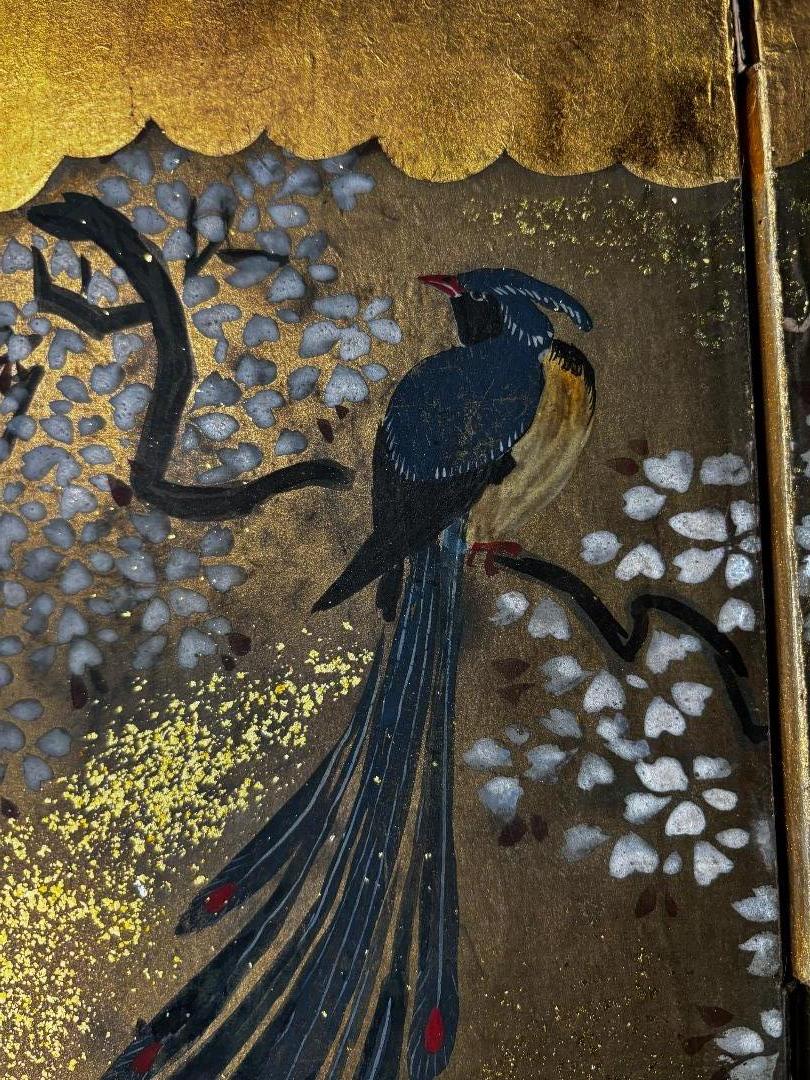 Peint à la main Écran japonais bleu brillant de l'oiseau de paradis en or en vente