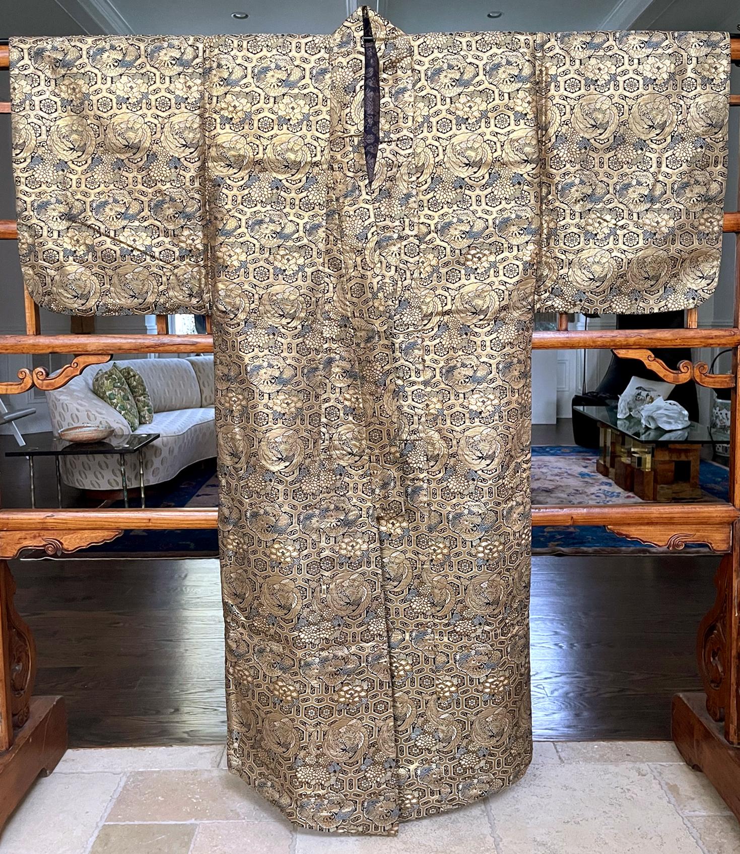 Ein Noh-Kostüm aus prächtigem, mit metallischen Goldfäden durchwirktem Seidenbrokat aus der Mitte des späten 19. Jahrhunderts der Meiji-Zeit. Das Gewand wird als 
