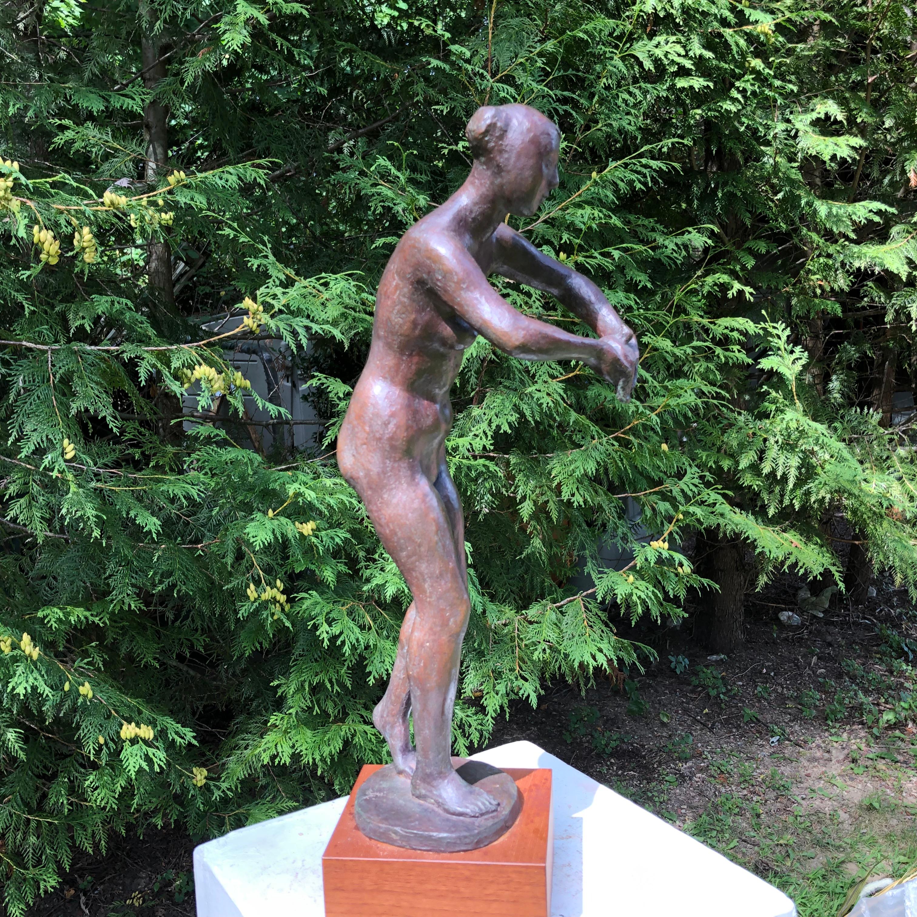 20ième siècle Sculpture japonaise du milieu du siècle dernier en bronze représentant une femme avec une colombe en vente
