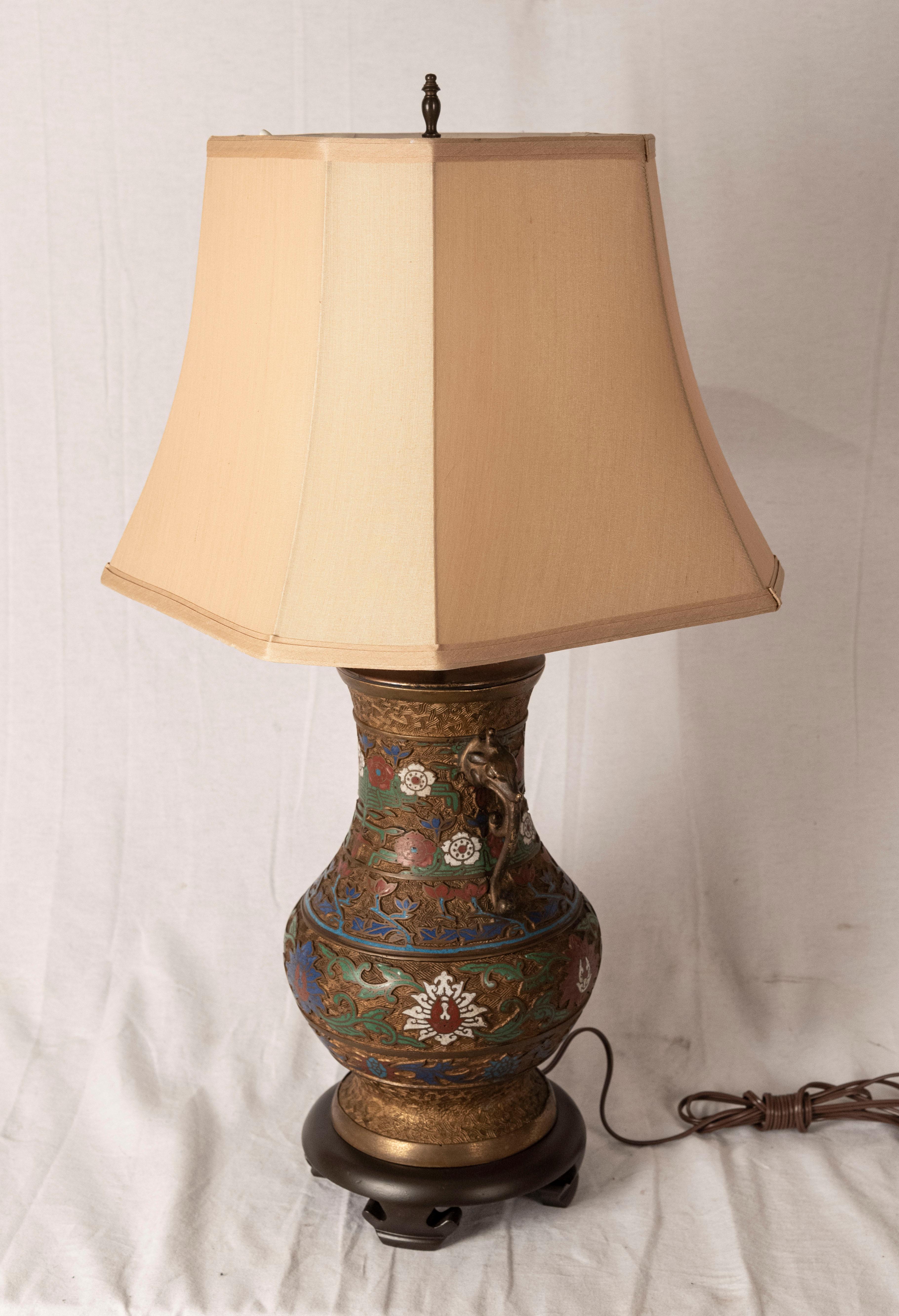 Lampada a vaso giapponese in bronzo e smalto champlevé. Vaso giapponese in champlevé con motivi floreali sul corpo e un'impugnatura a fogliame su entrambi i lati, sollevato su un supporto in legno e montato come lampada. Vaso dell'inizio del XX