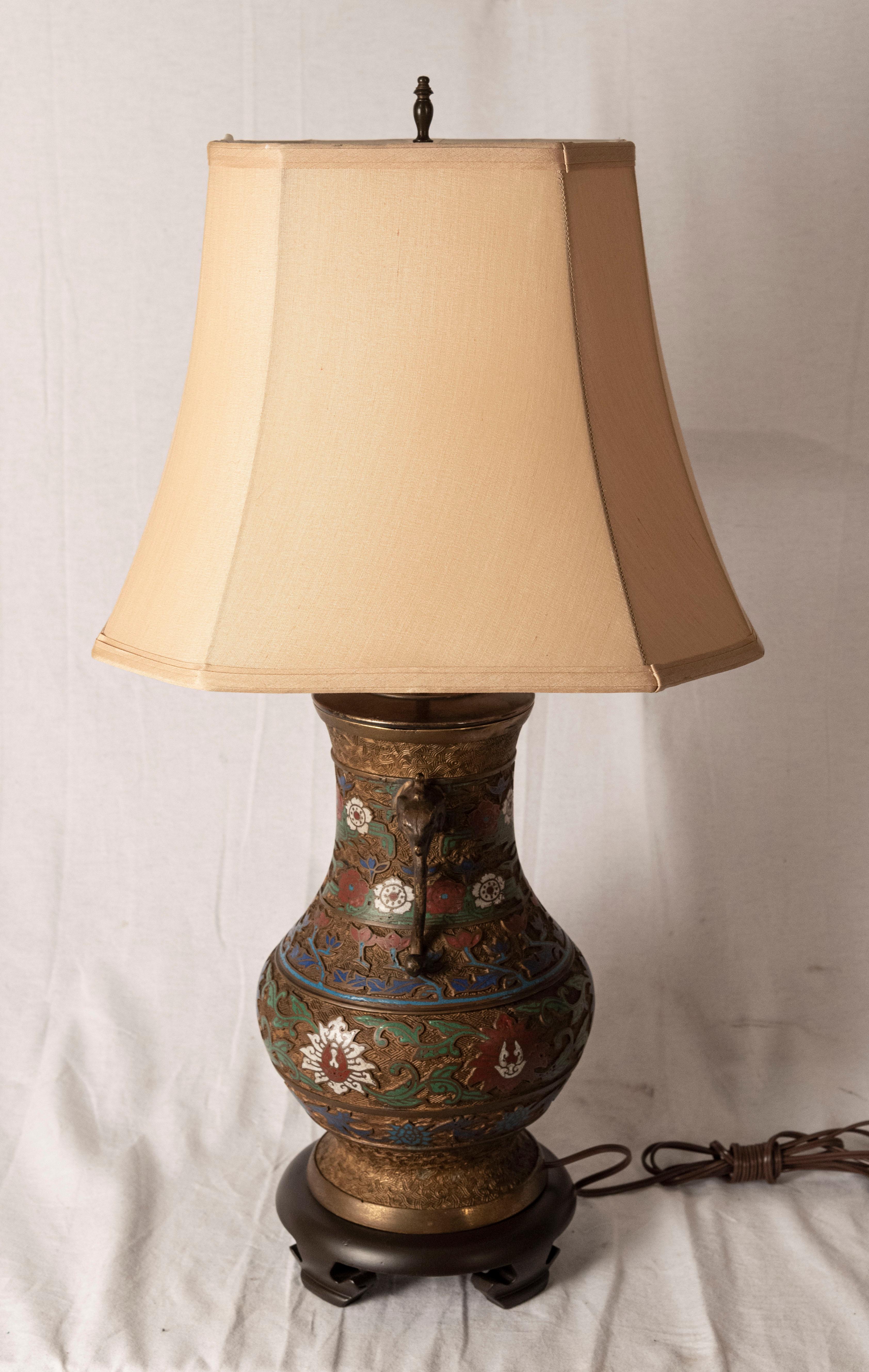 Giapponese Lampada a vaso giapponese in bronzo e smalto champlevé in vendita