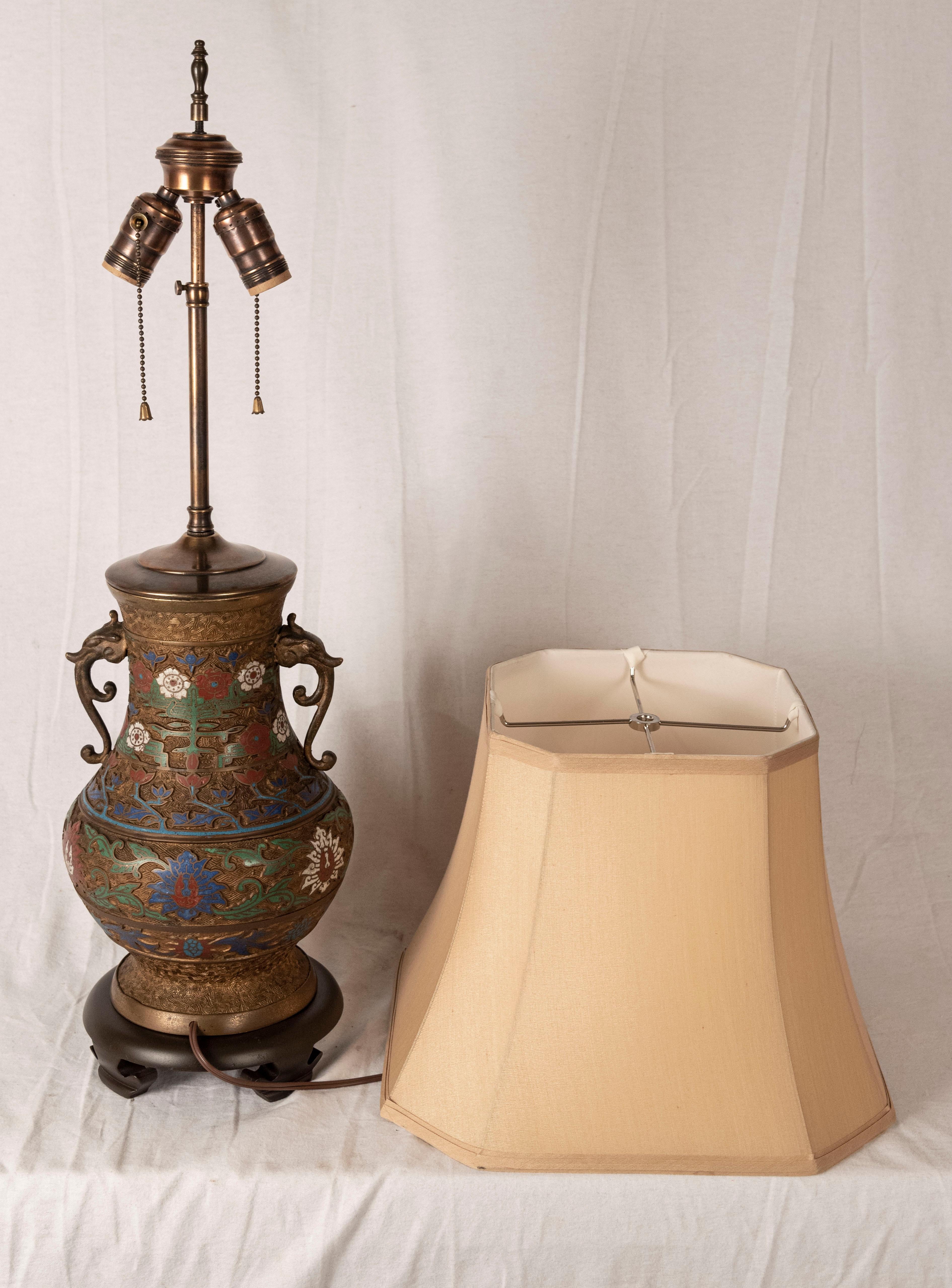 XX secolo Lampada a vaso giapponese in bronzo e smalto champlevé in vendita
