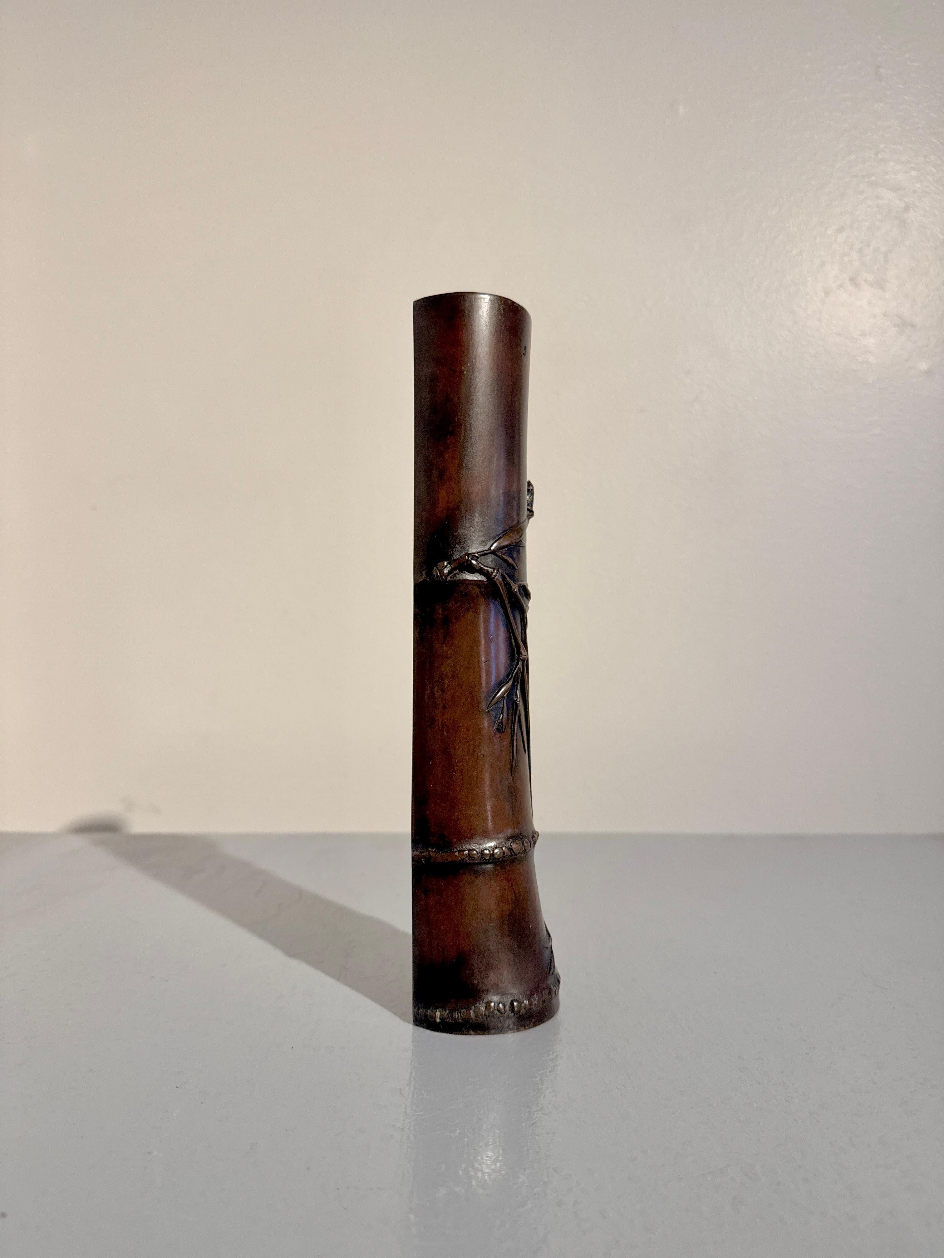 Giapponese Vaso da appendere giapponese in bronzo e bambù, Kakehana, periodo Meiji, circa 1900, Giappone in vendita