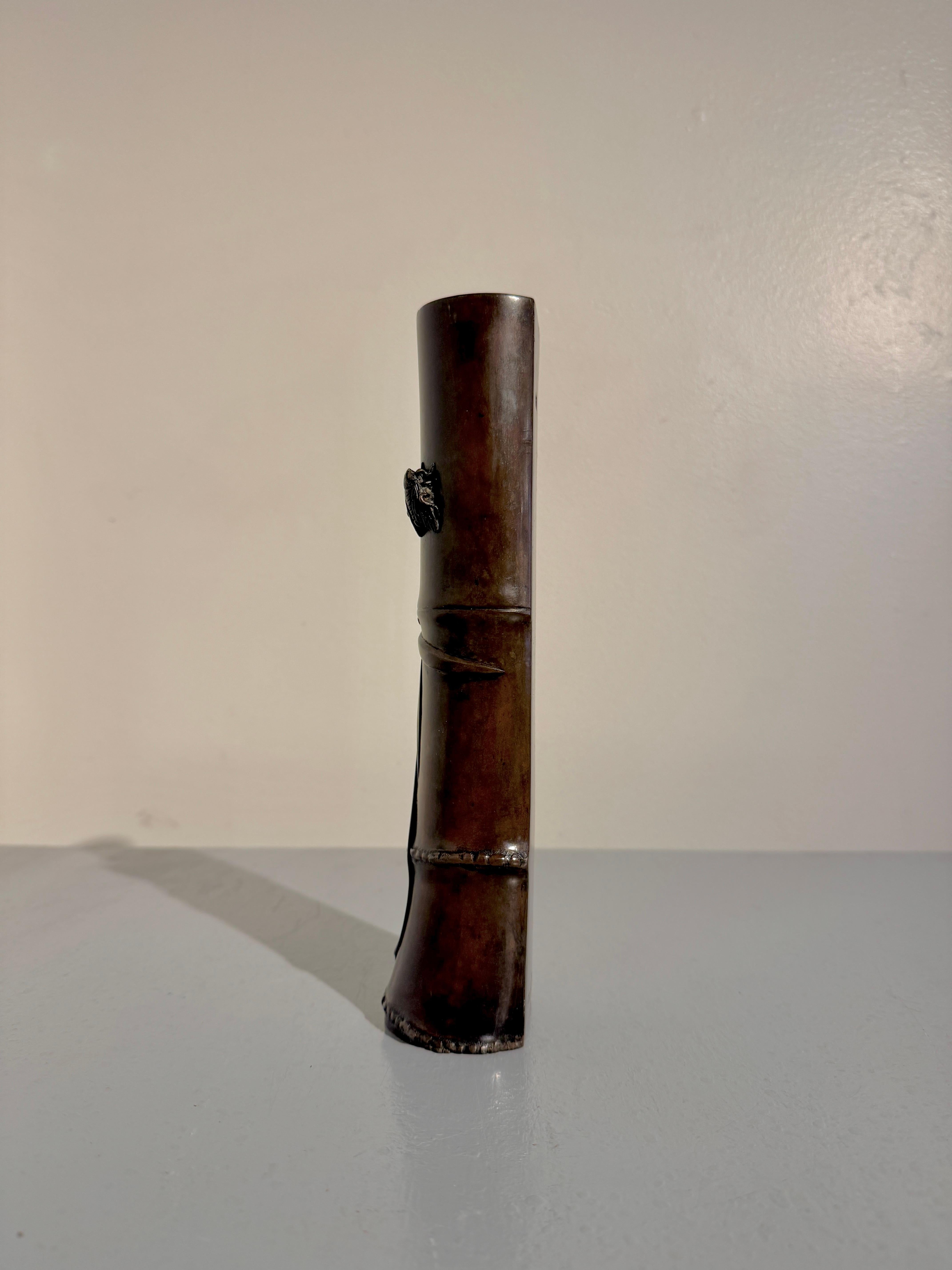 Vaso da appendere giapponese in bronzo e bambù, Kakehana, periodo Meiji, circa 1900, Giappone In condizioni buone in vendita a Austin, TX