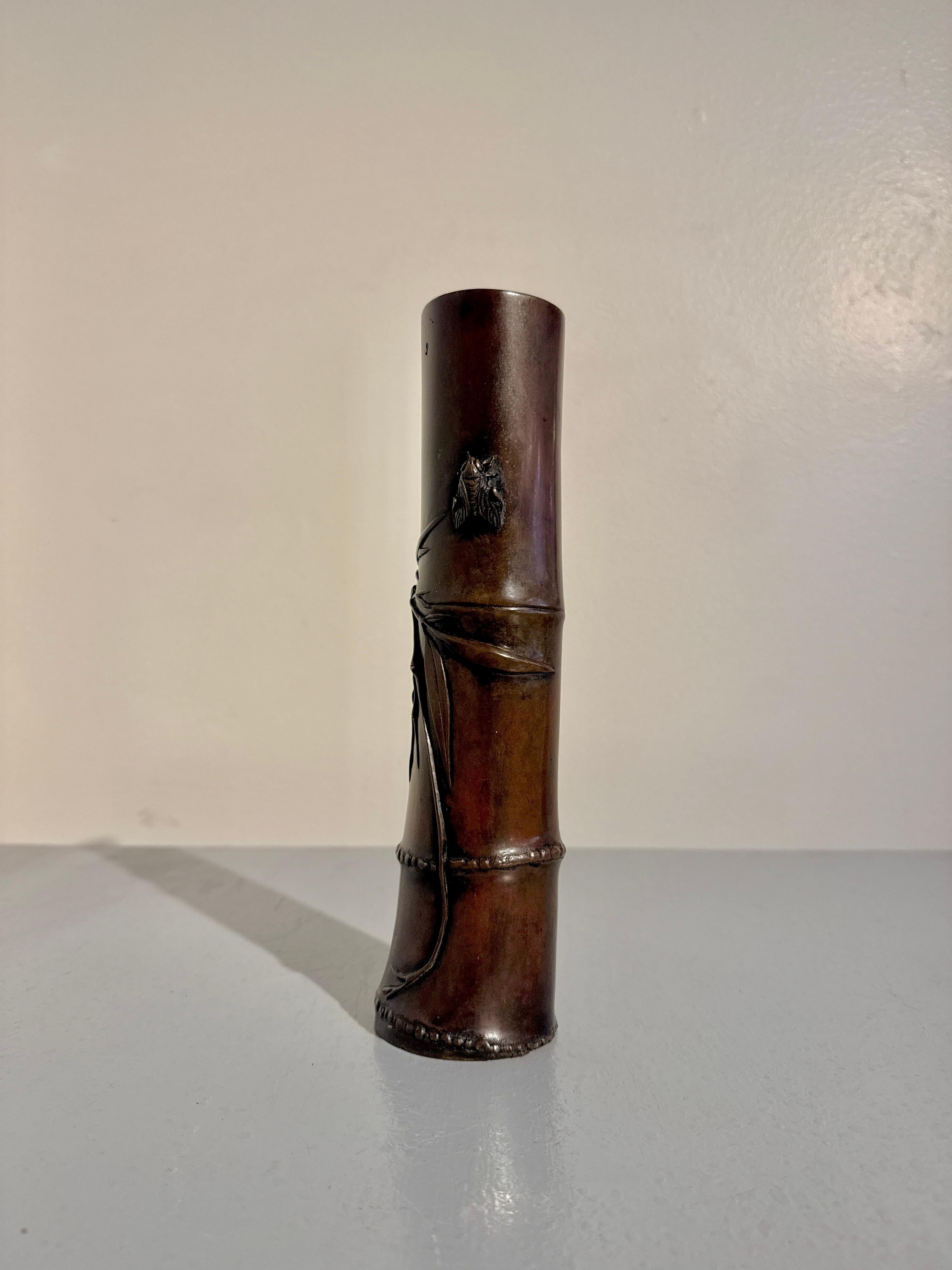 Inizio XX secolo Vaso da appendere giapponese in bronzo e bambù, Kakehana, periodo Meiji, circa 1900, Giappone in vendita