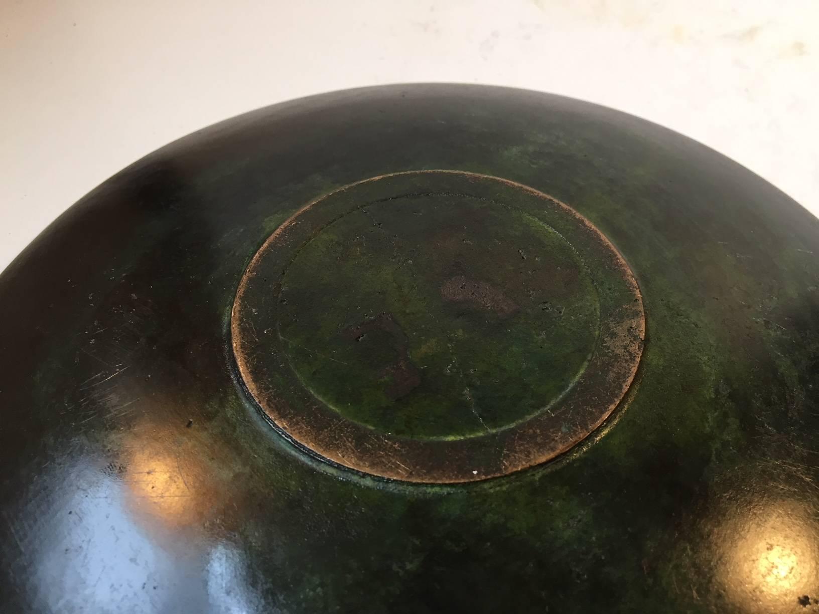 Japanese Bronze Bowl with Tiger Motif in Relief, 1920s In Good Condition In Esbjerg, DK
