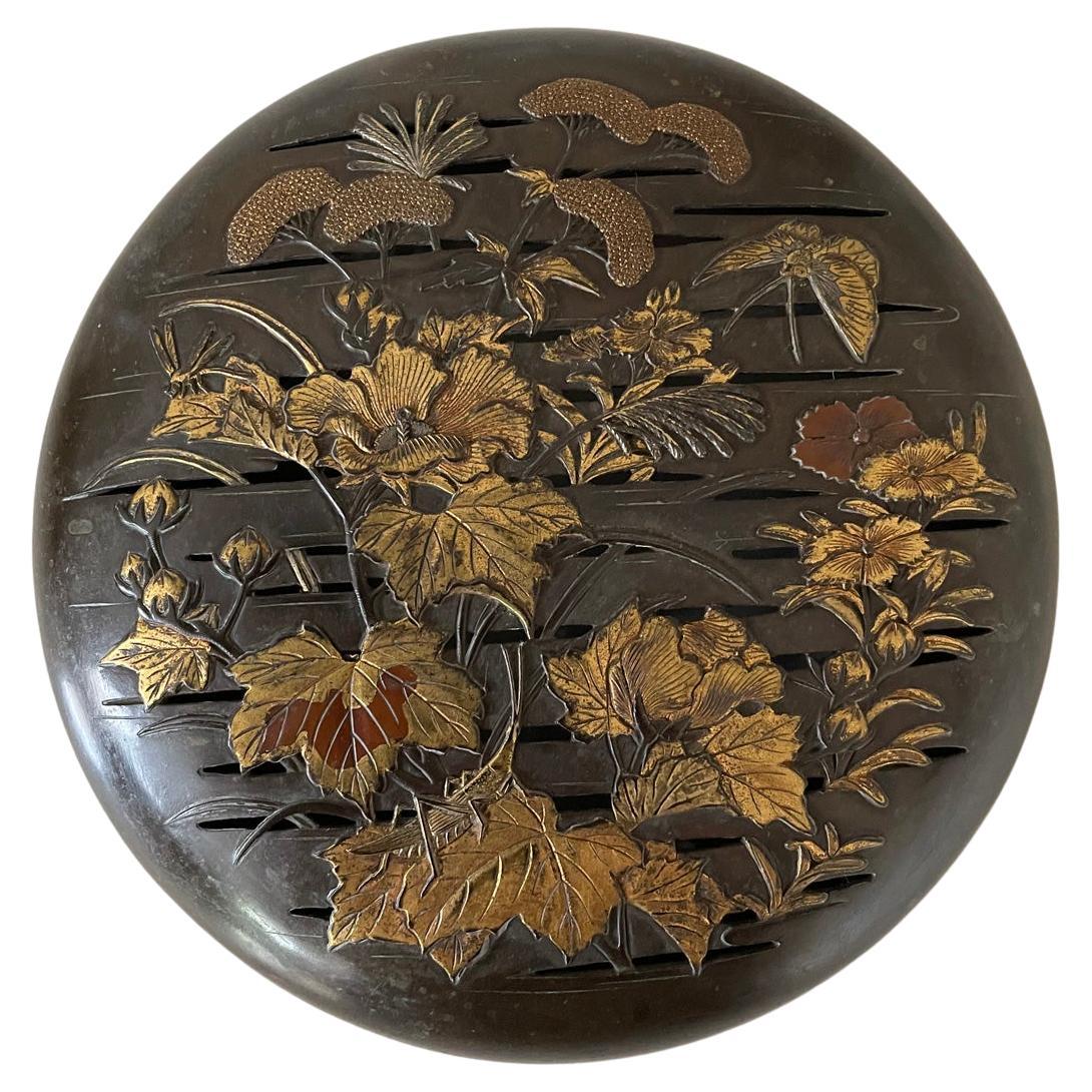 Boîte japonaise en bronze et alliage, signée à la base, période Meiji en vente