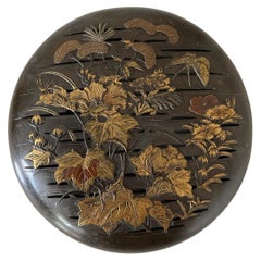 Caja japonesa de bronce y metal mixto, firmada en la base, Periodo Meiji