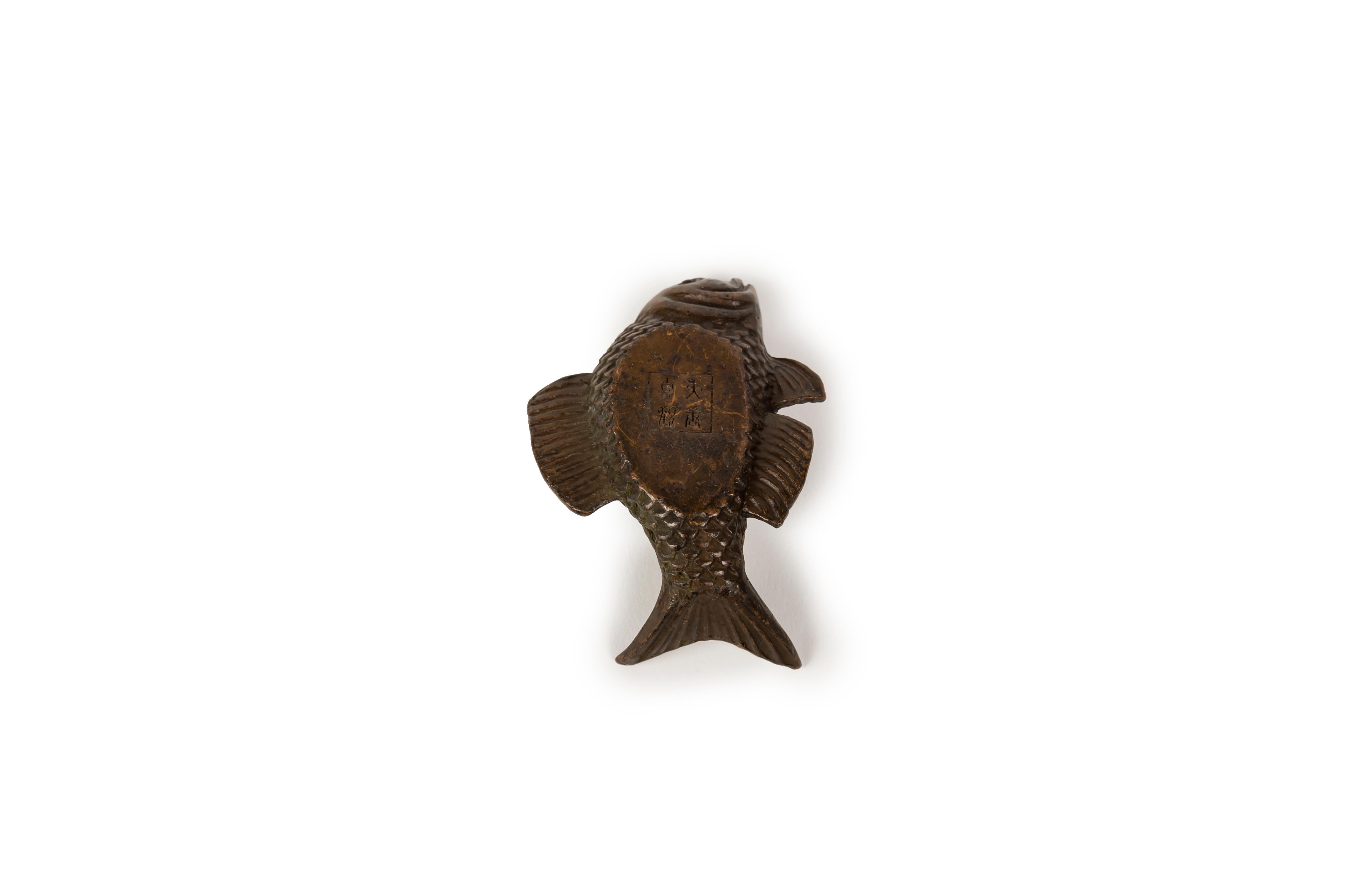 Meiji Japanese Bronze Bunchin or papper holder in the form of a fish en vente