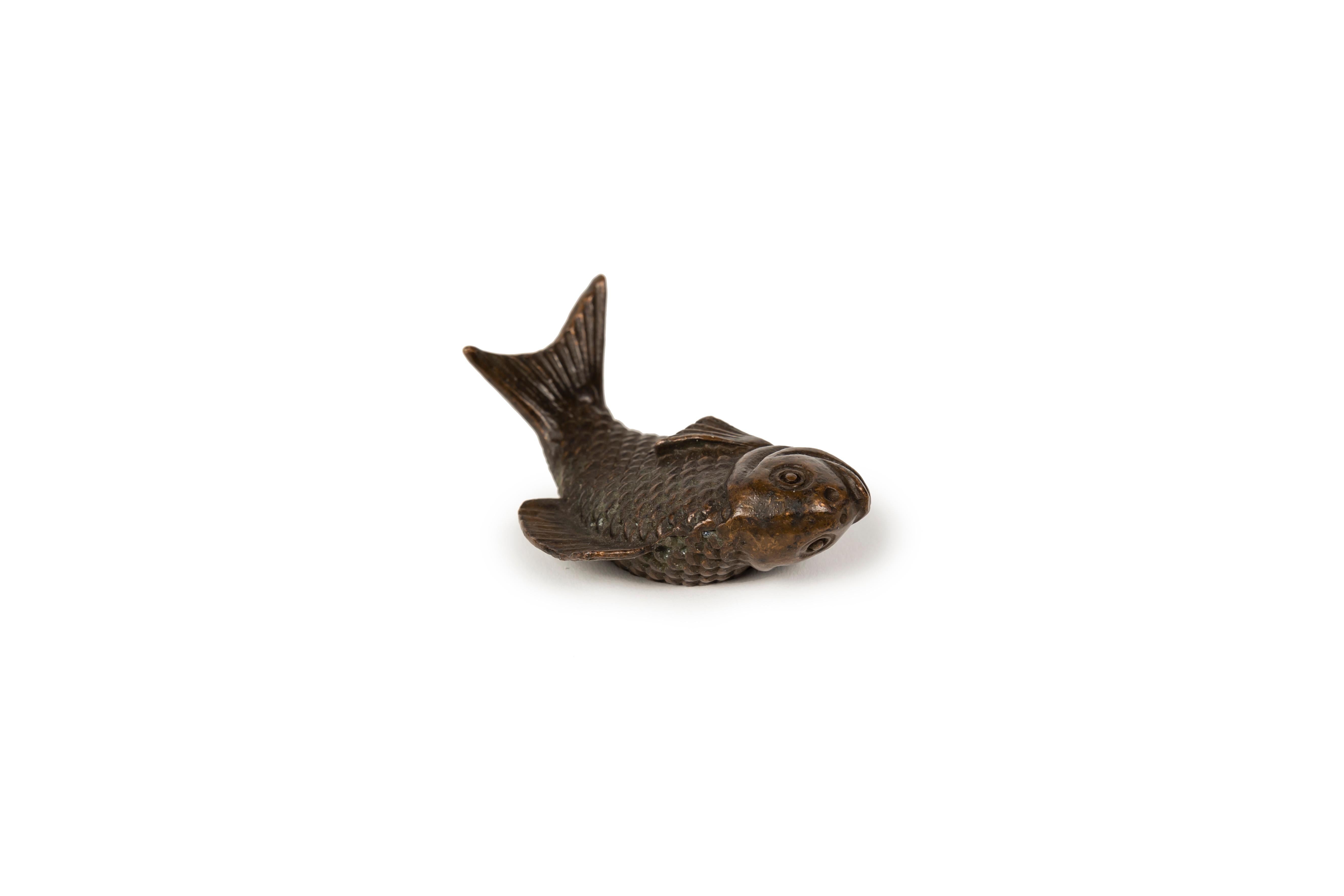 Japonais Japanese Bronze Bunchin or papper holder in the form of a fish en vente