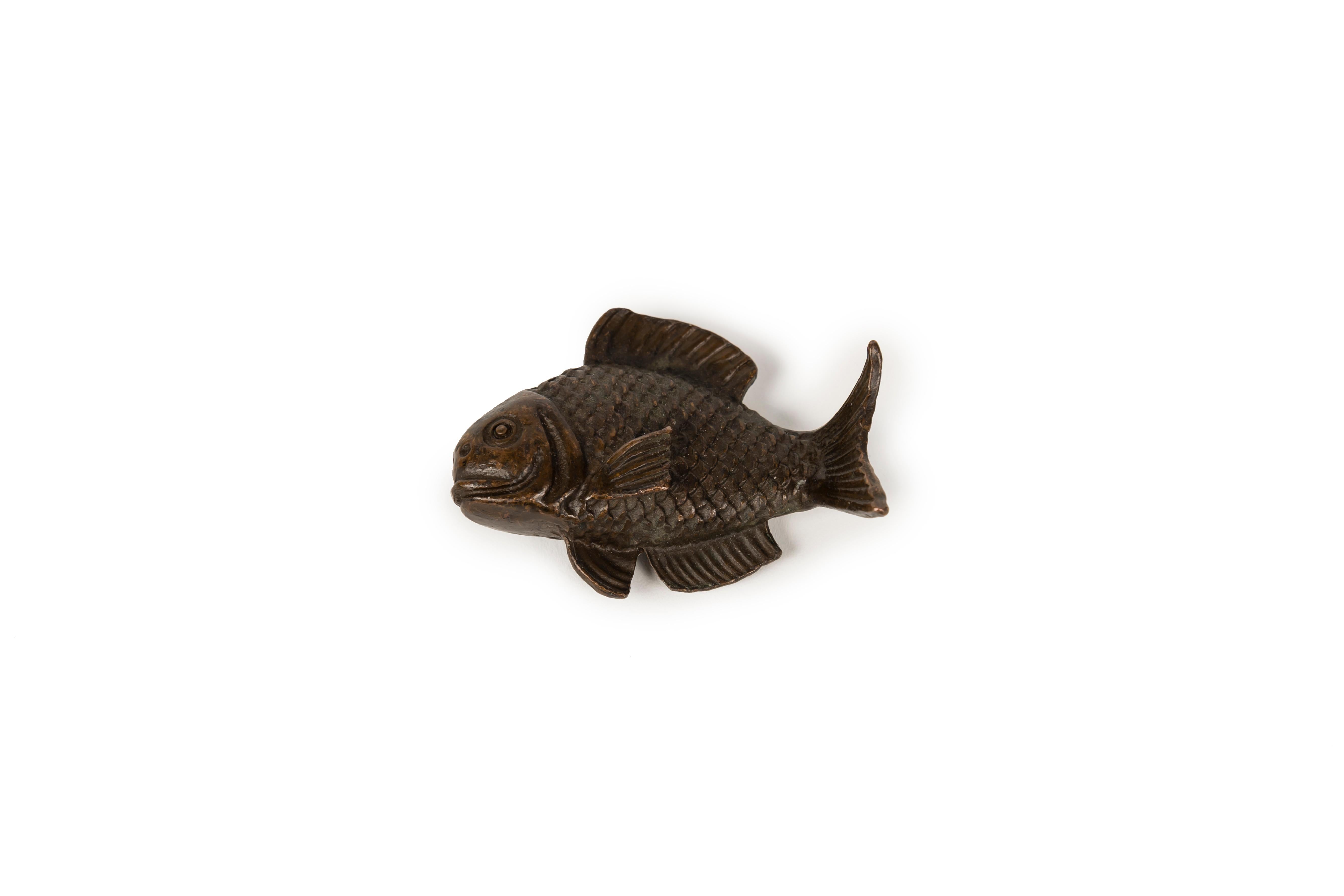 Moulage Japanese Bronze Bunchin or papper holder in the form of a fish en vente