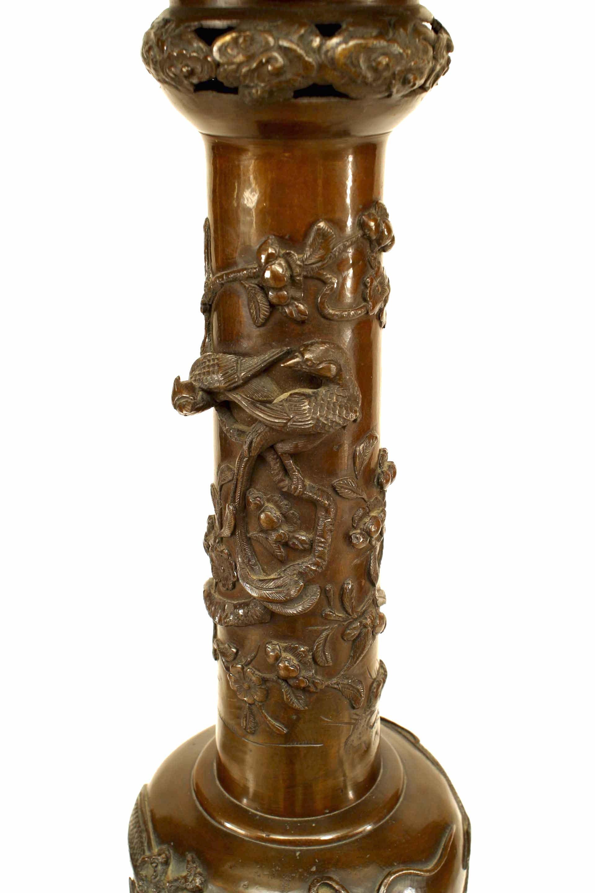 Anglo-giapponese Lampada da terra giapponese a colonna in bronzo con rilievi di foglie e uccelli in vendita