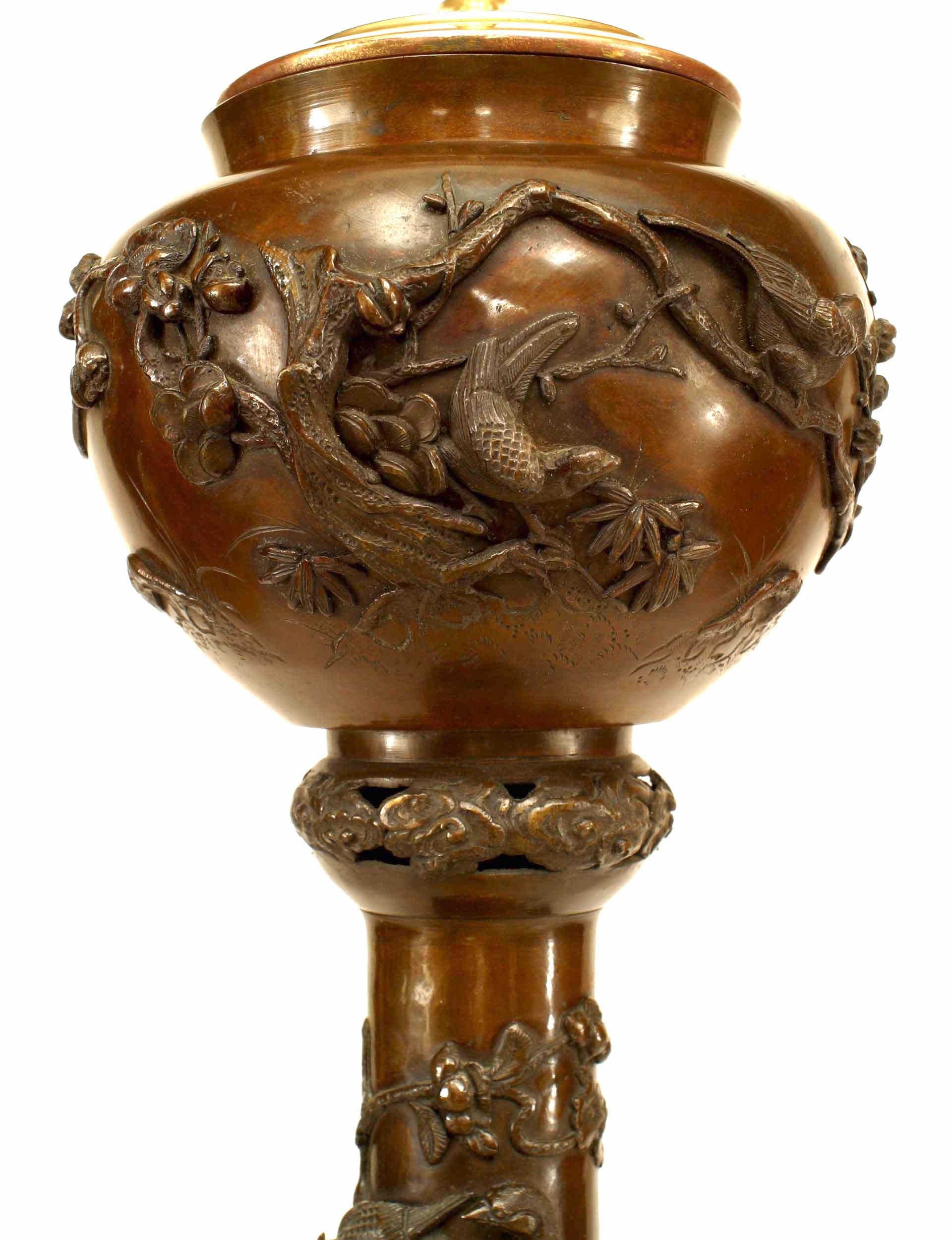 Giapponese Lampada da terra giapponese a colonna in bronzo con rilievi di foglie e uccelli in vendita