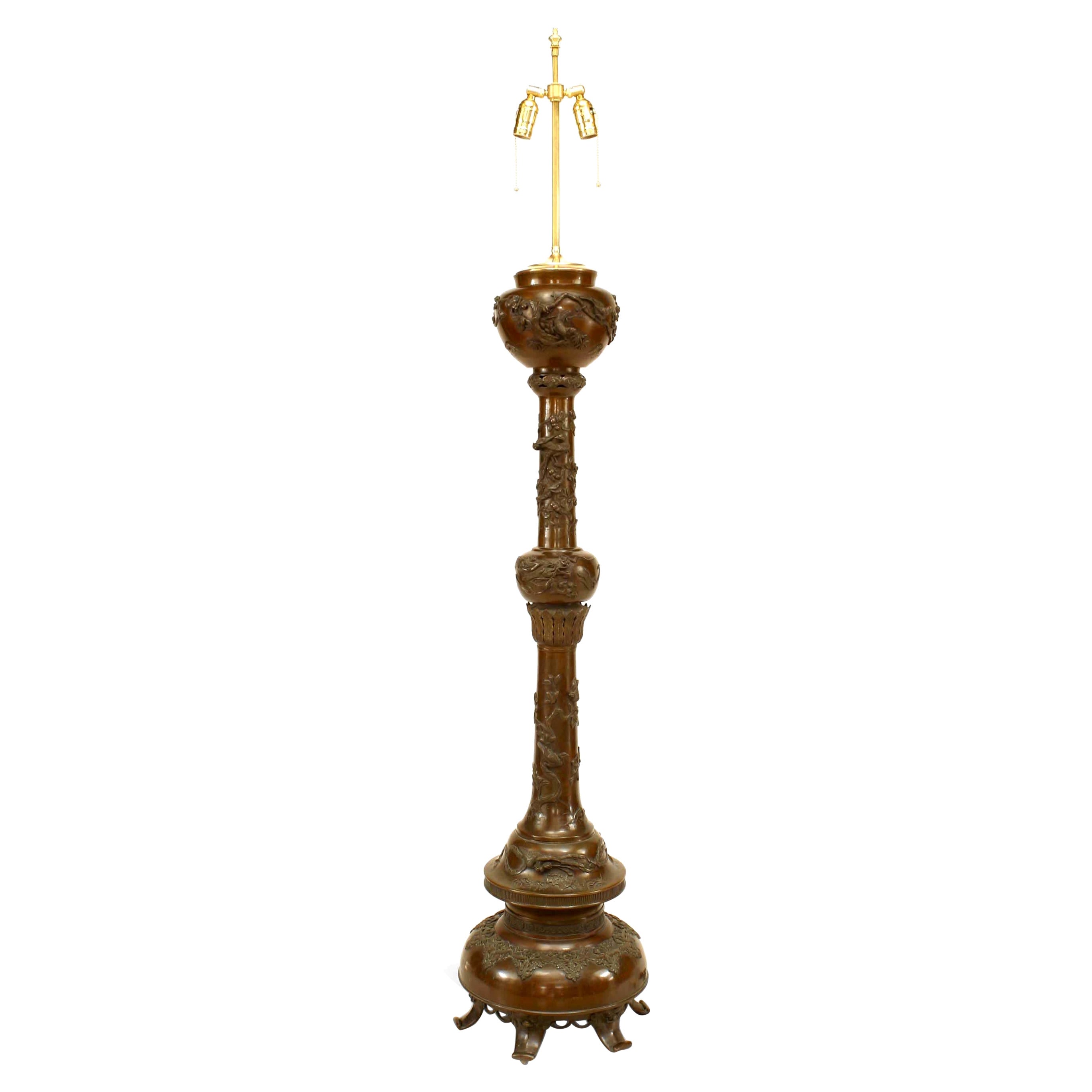 Lampada da terra giapponese a colonna in bronzo con rilievi di foglie e uccelli