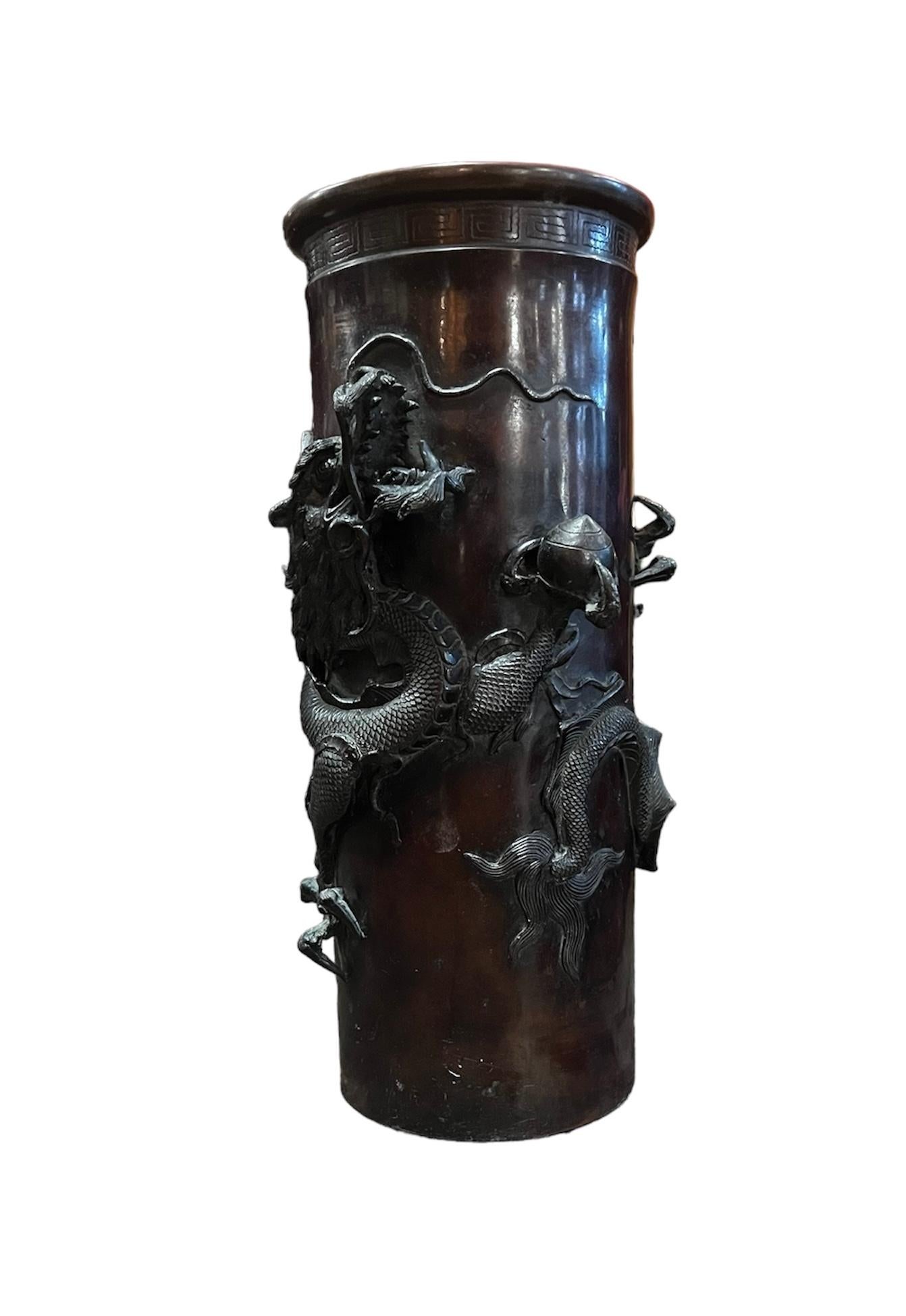 Vaso giapponese con drago in bronzo del periodo Meiji(Firmato)
Decorato in altorilievo con un drago circondato che insegue l'inafferrabile gioiello fiammeggiante, i simboli del meandro del motivo geometrico sul bordo. 