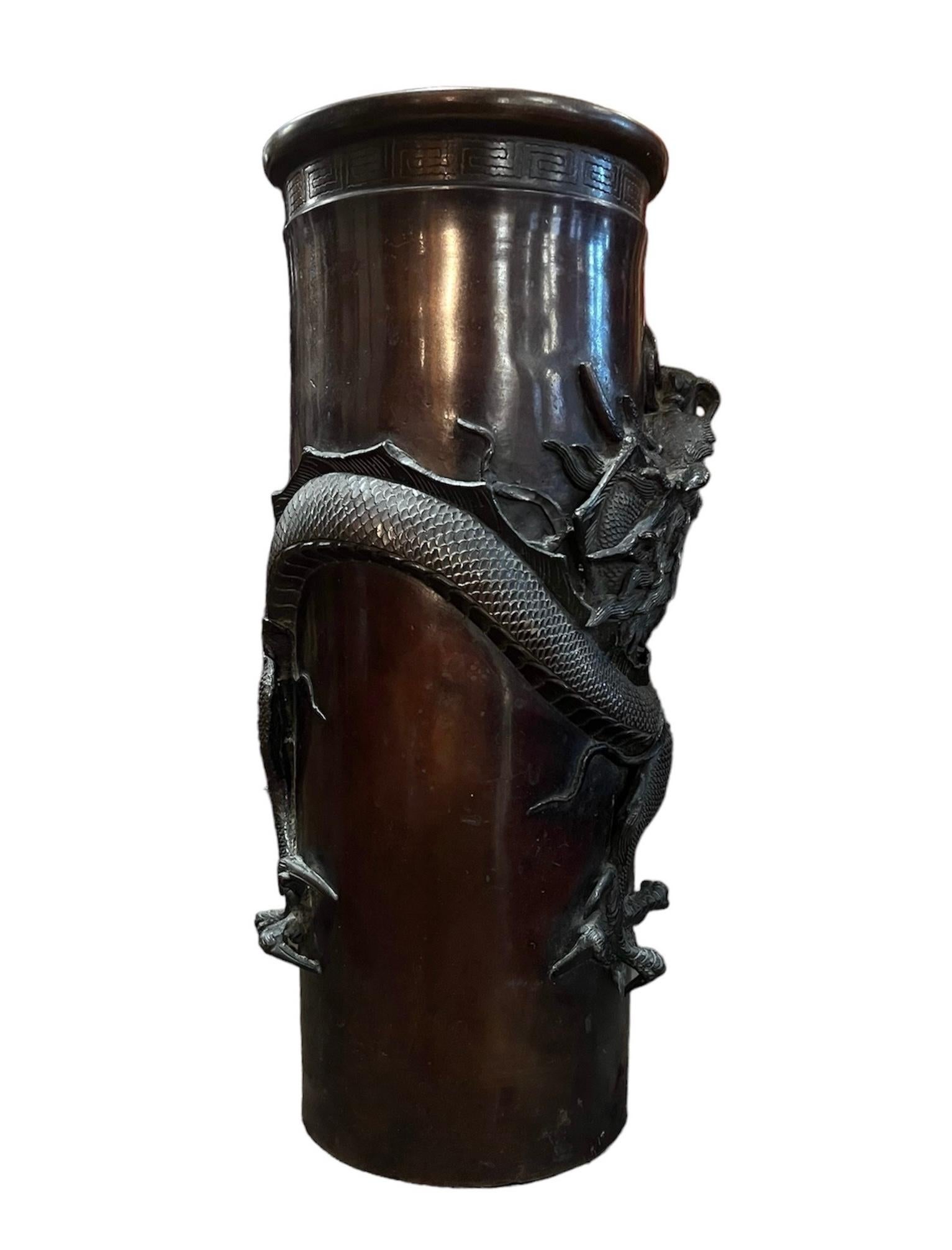 Meiji Vaso giapponese con drago in bronzo in vendita