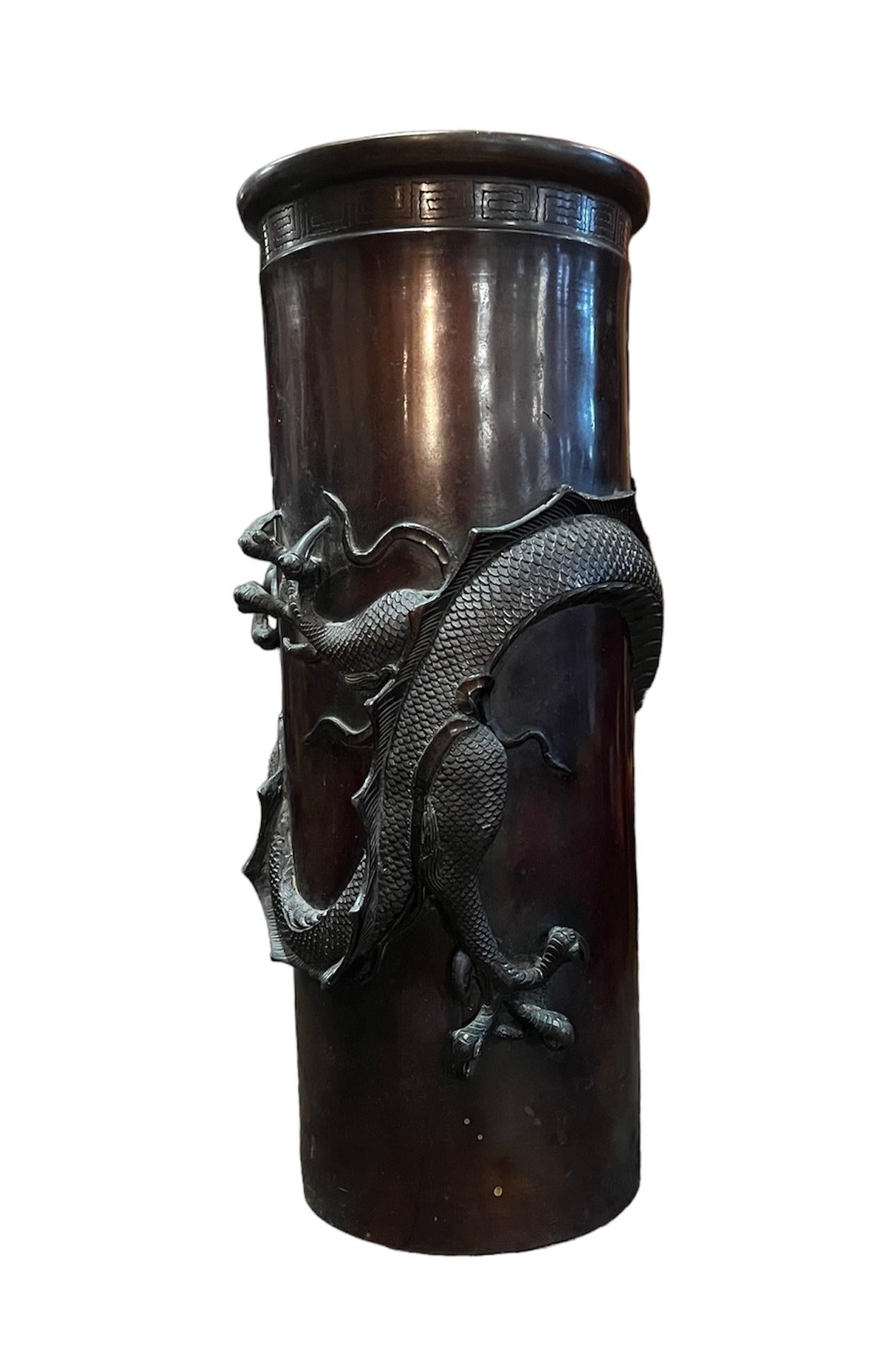 Giapponese Vaso giapponese con drago in bronzo in vendita