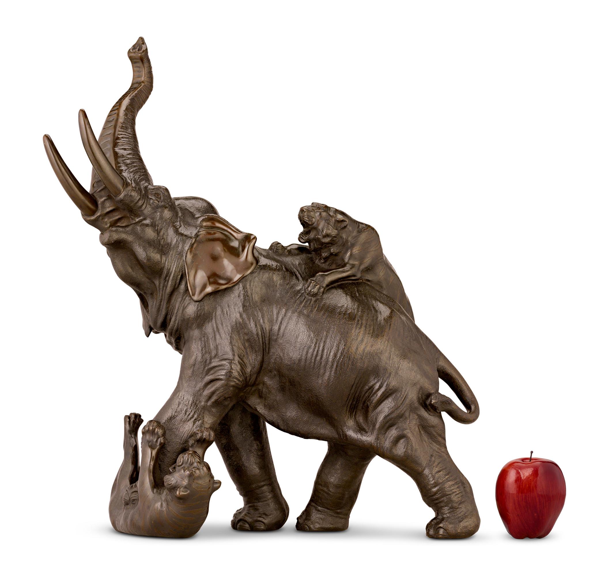 Elefante e tigri di bronzo Genryusai Seiya
xIX secolo

Questa straordinaria scultura in bronzo di Genryusai Seiya, un maestro del periodo Meiji, raffigura una battaglia mozzafiato tra un elefante e due tigri. La potente immagine cattura un momento