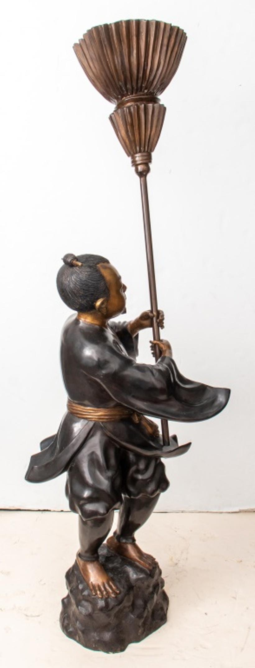 Große japanische Bronzeskulptur in zwei Teilen, die einen Diener darstellt, der auf einem felsigen Sockel steht und einen Chamara-Fliegenwedel oder -Schwamm hält, der verwendet wird, um Unwissenheit zu vertreiben und Gottheiten zu fächern. Gesicht,