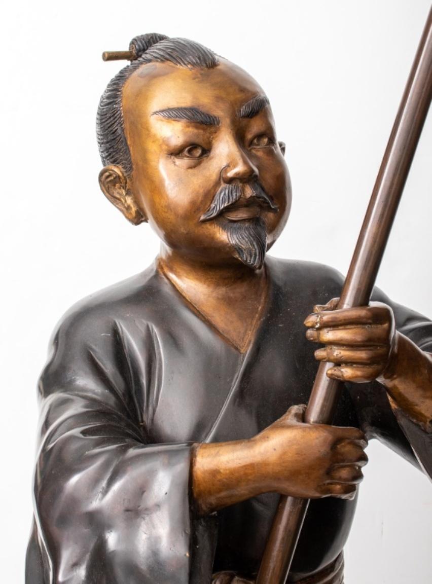 Japanische Bronzefigur des Attendants mit Chamara im Zustand „Gut“ im Angebot in New York, NY