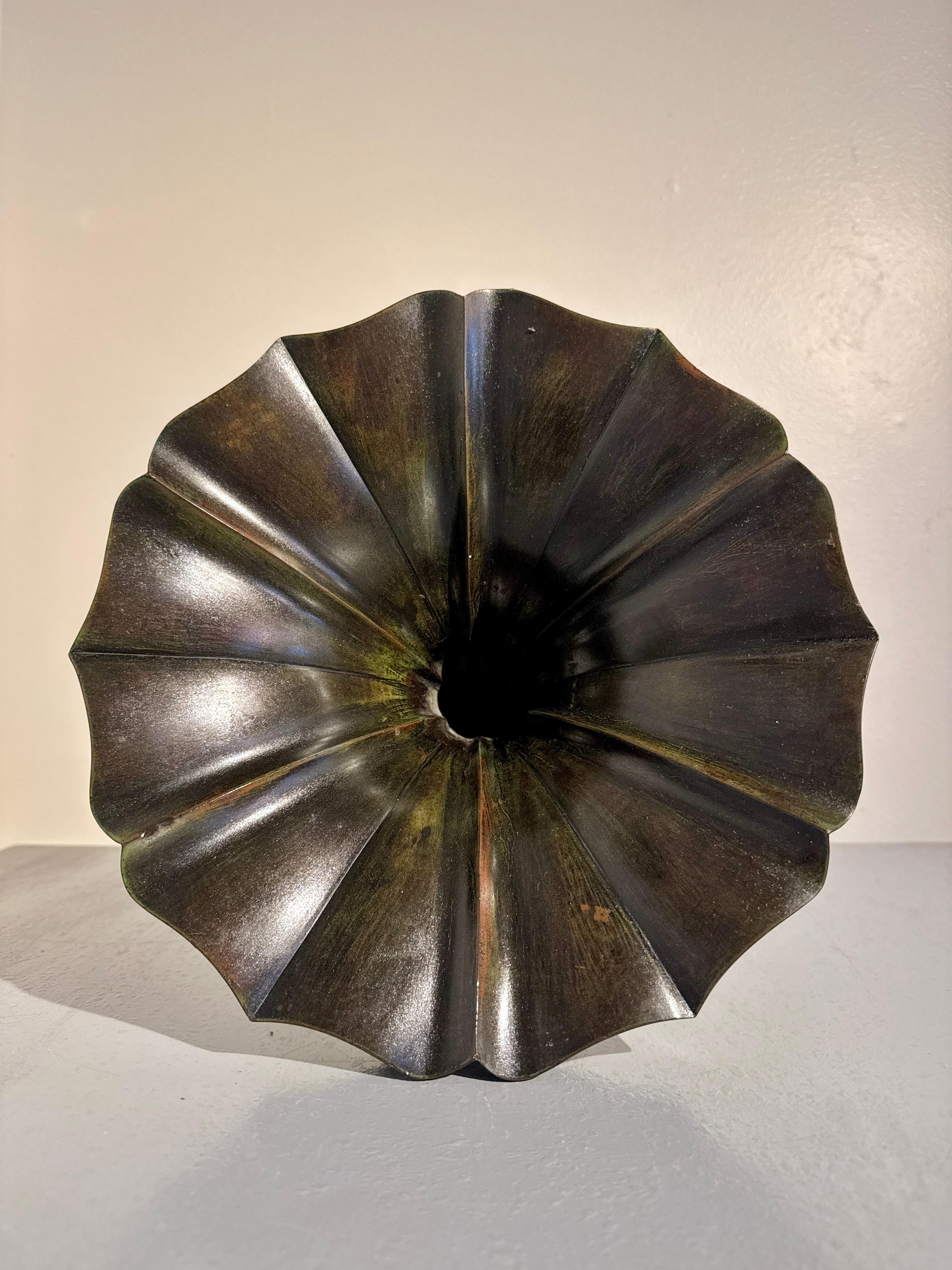 Japanese Bronze Flower Vase, Edo to Meiji Period, circa 1860, Japan For Sale 4