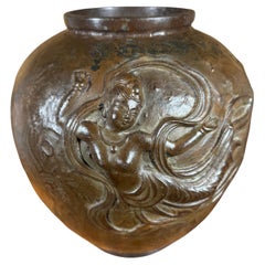 Vaso giapponese in bronzo con dea spirituale volante Dakini, inciso a mano ad alto rilievo