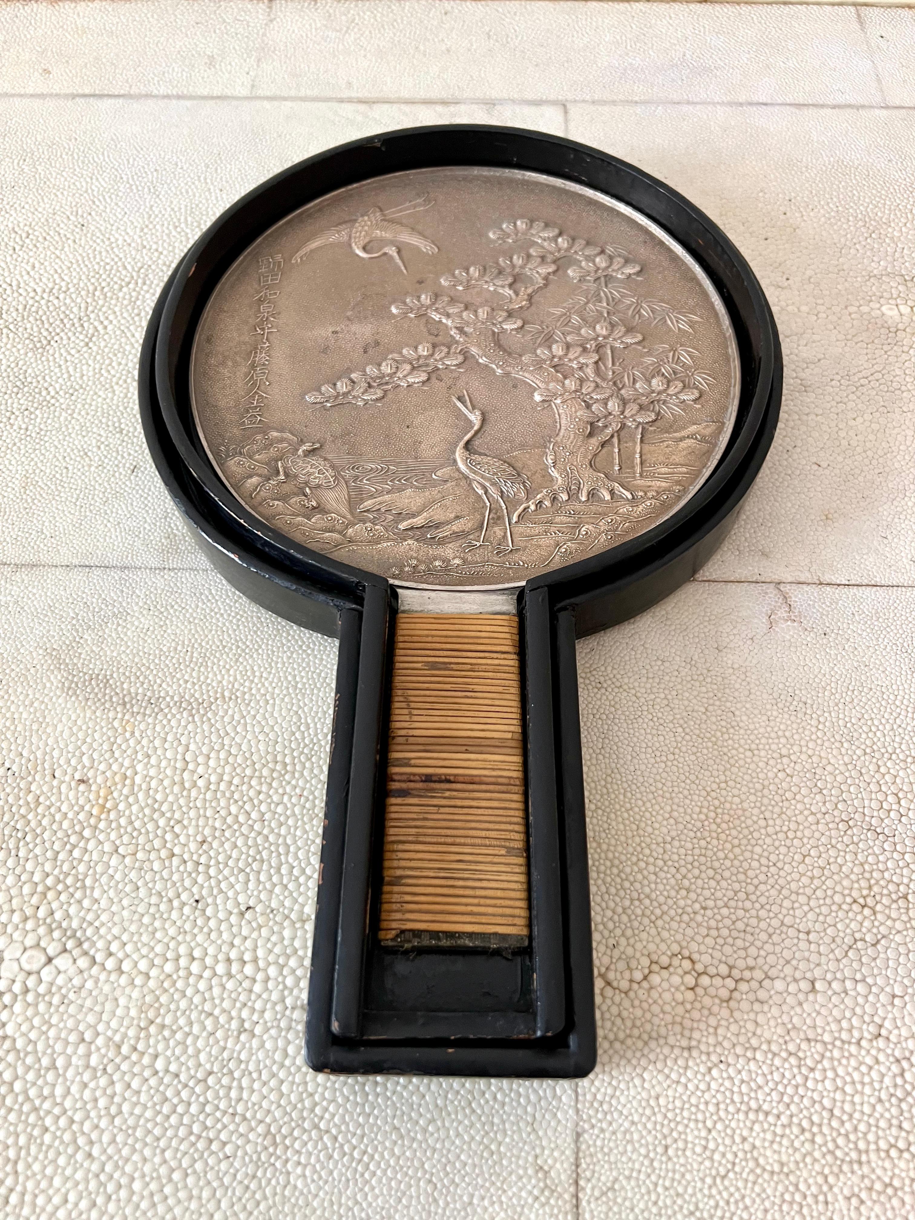 Miroir à main japonais en bronze avec boîte en laque en vente 4