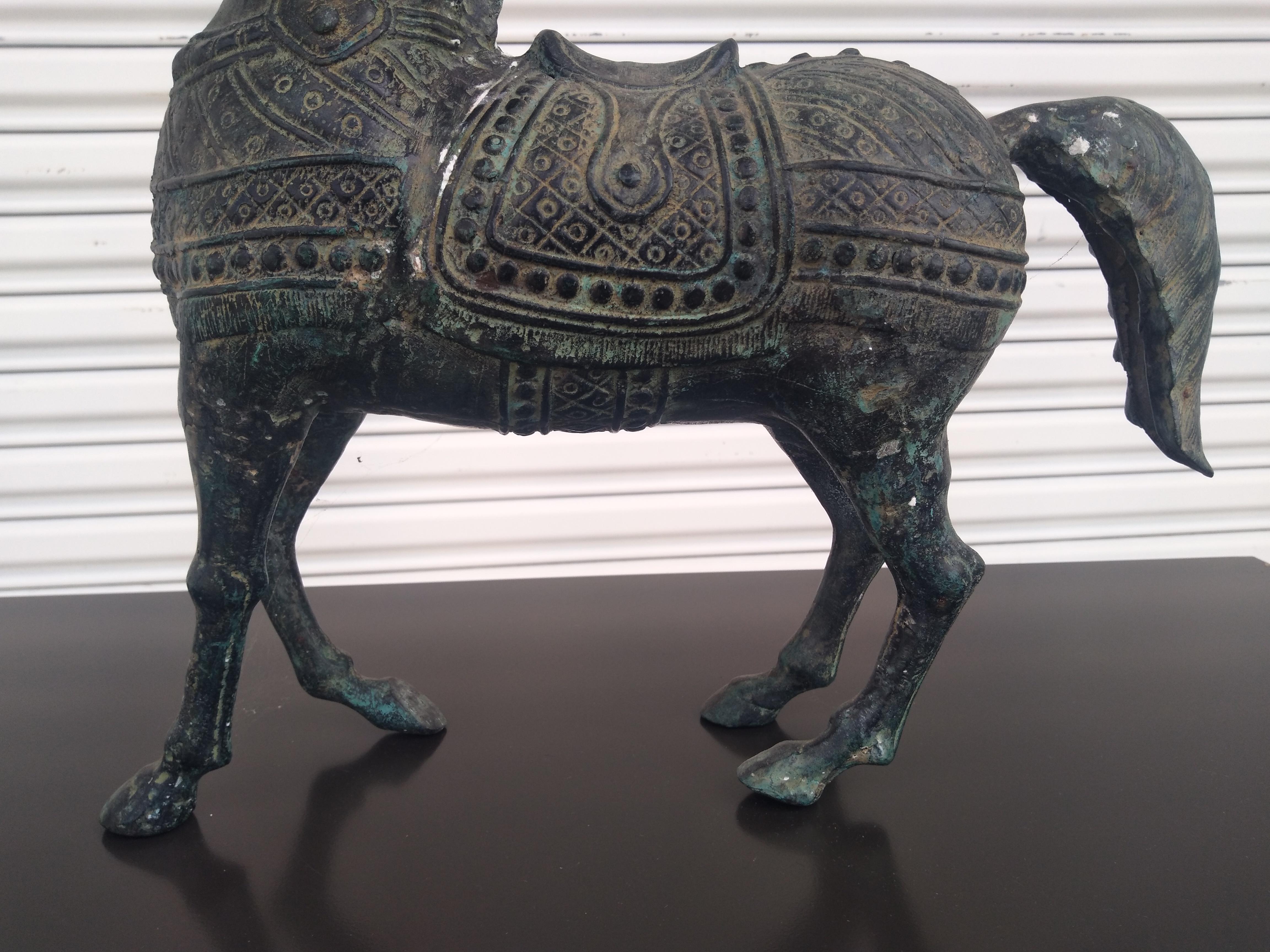 Un excelente ejemplo de la artesanía japonesa de principios del siglo XX. Esta pieza capta la energía del caballo cuando se encabrita para la batalla. La montura y la batalla están emaculadamente plasmadas en esta escultura. Ideal para cualquier