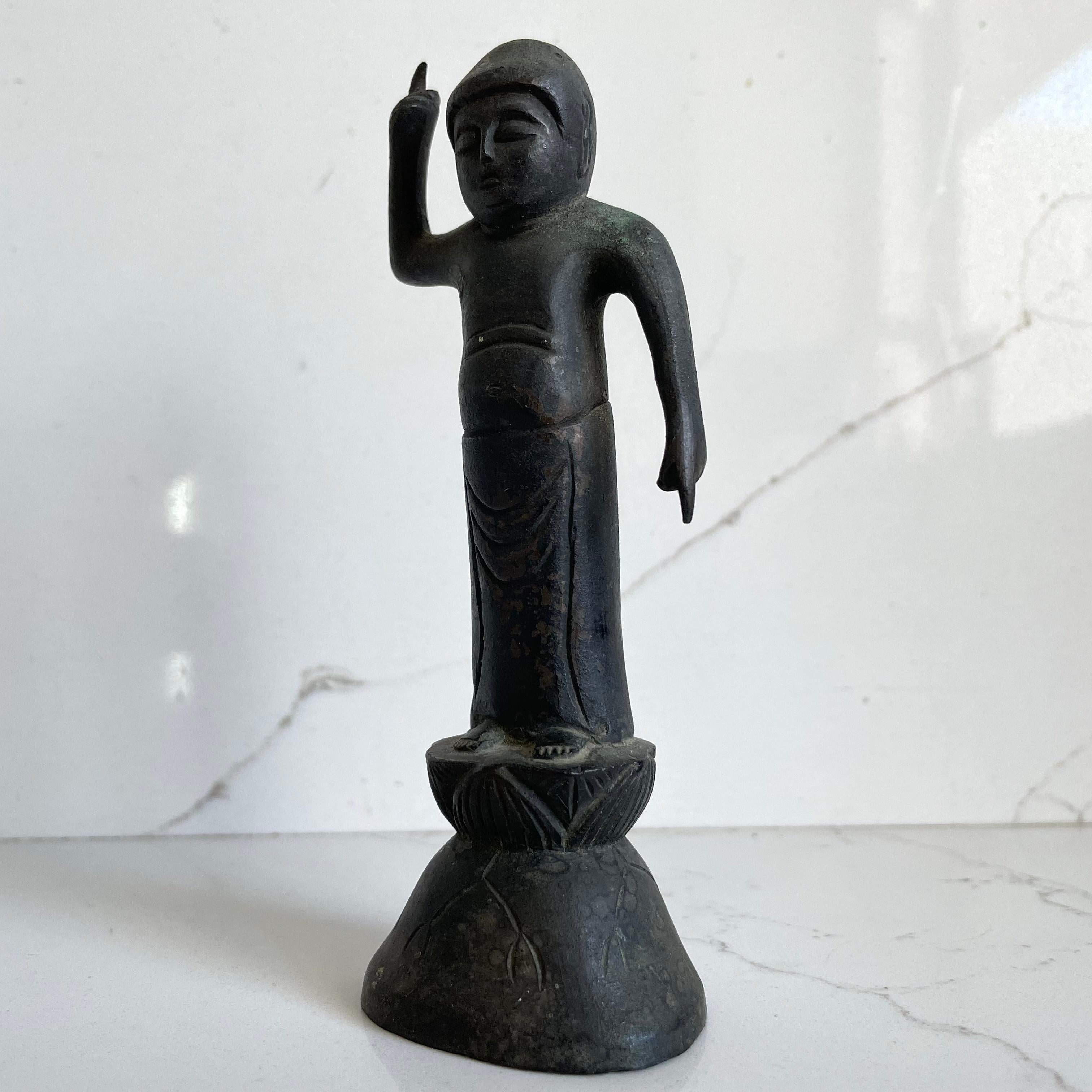 Metà XIX secolo Immagine in bronzo giapponese di Tanjo no SHAKA in vendita