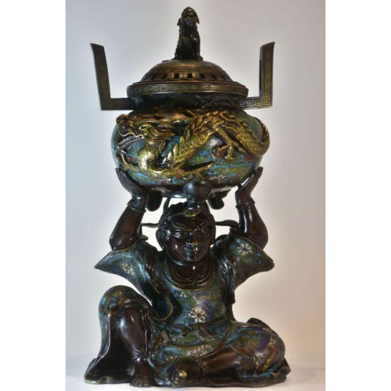 Japanese bronze incense burner measuring 53 cm in height, width 29 cm and a depth of 25 cm for important figures, a dragon vase decorated with a Greek frieze of white flowers. XIXth century.

Additional information:
Material: bronze.
 
