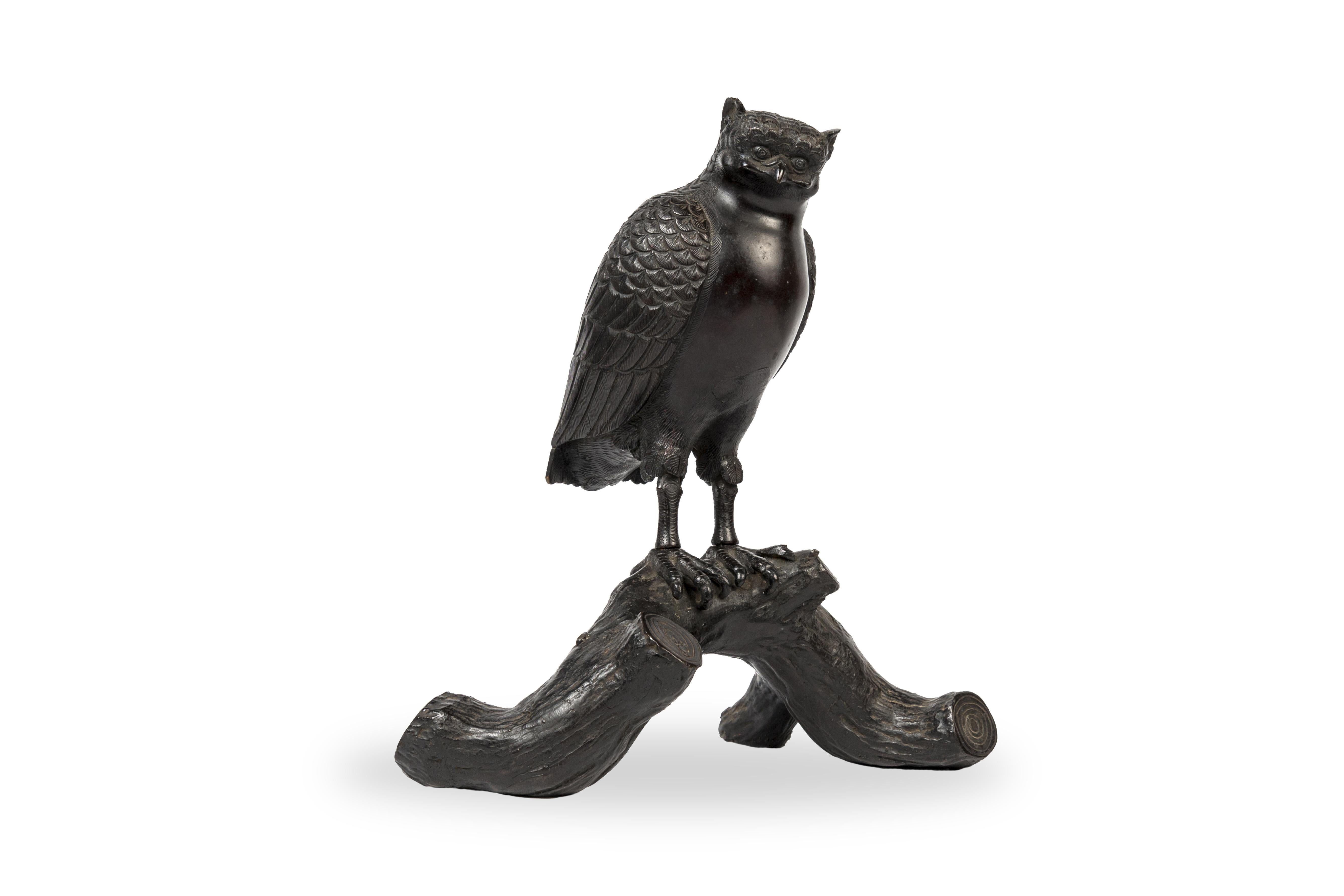 Un okimono in bronzo raffigurante un gufo, costruito in due sezioni, con il gufo dalle orecchie corte (staccabile) appollaiato su un ramo d'albero con la testa inclinata in modo strano verso destra e le ali ripiegate ai lati.

Firmato Murata Seimin