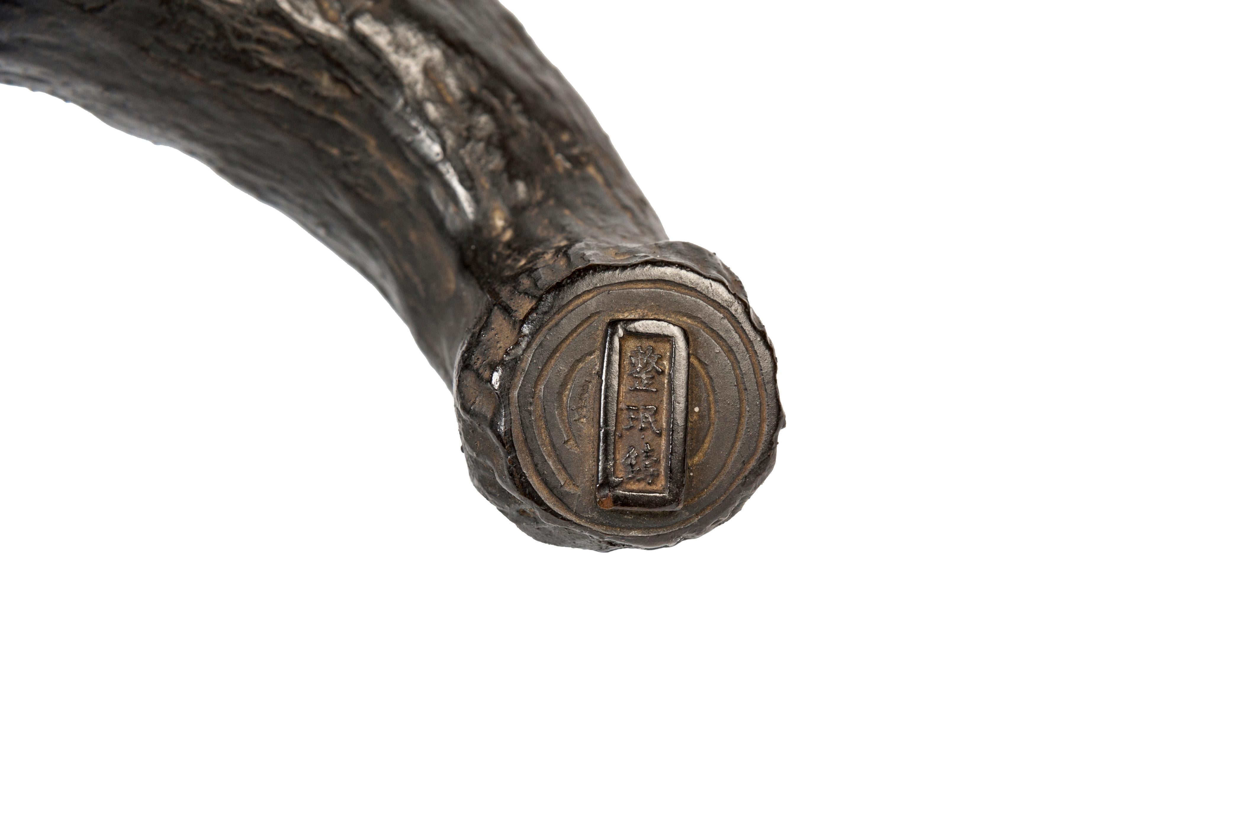 Fino al XVIII secolo Bruciaincenso giapponese in bronzo a forma di gufo Firmato Murata Seimin 村田製眠 in vendita