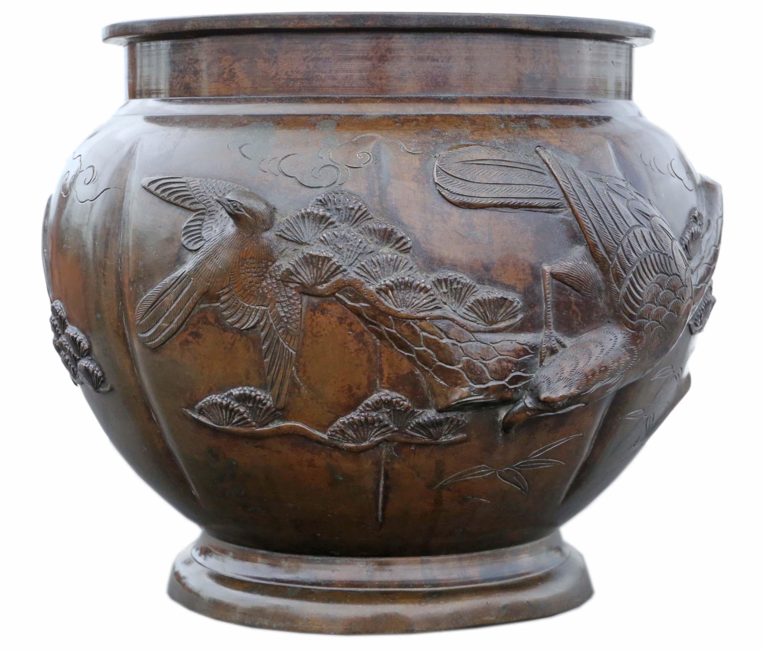 Antique Large Oriental Japanese Bronze Jardinière Planter Bowl Censor - Exquisite Meiji Period Piece !

Cette magnifique jardinière en bronze, datant de la période Meiji du XIXe siècle, témoigne de l'art et de l'élégance du Japon. Signé par