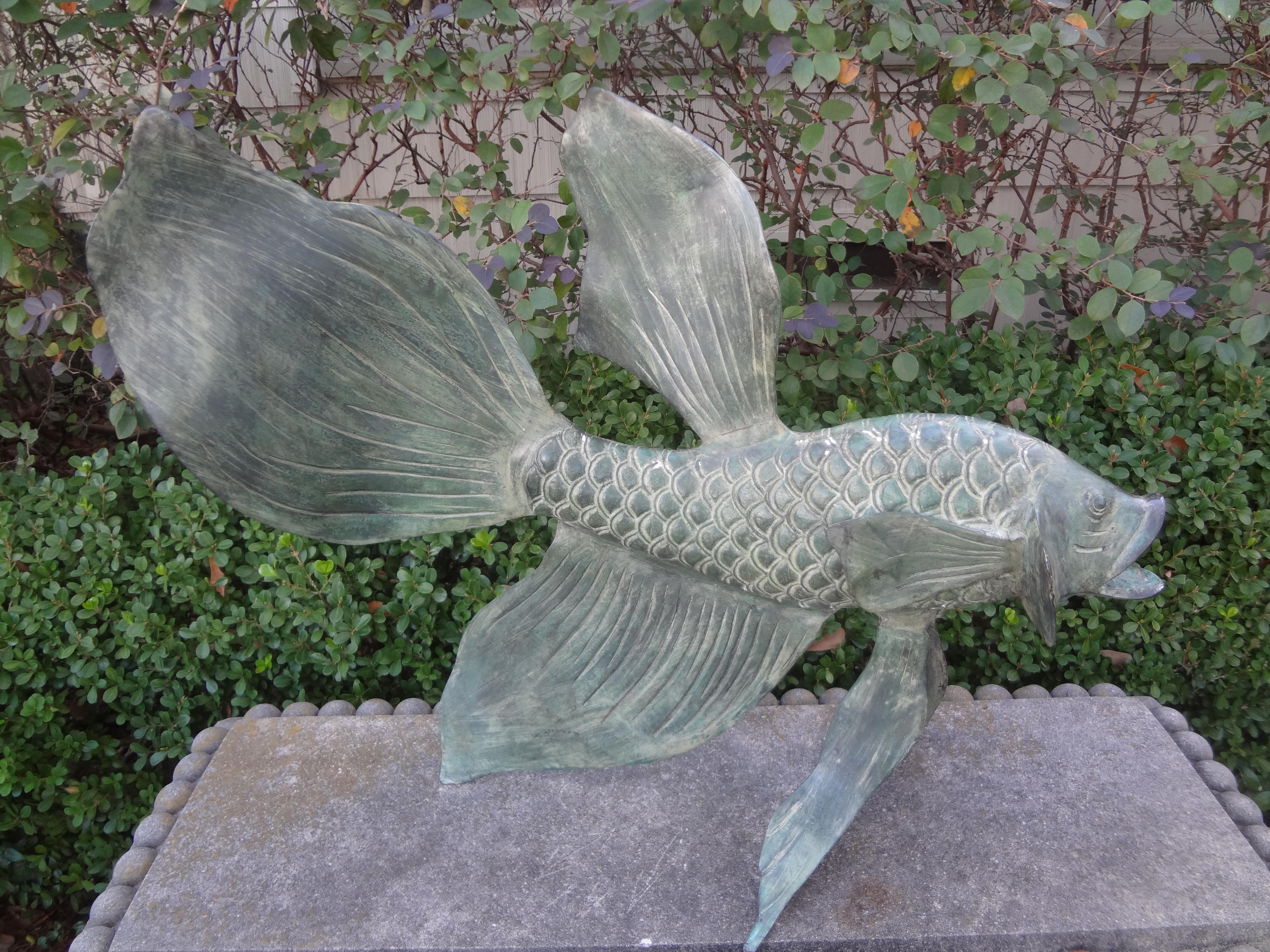 Japanische Koi-Fisch-Skulptur aus Bronze.
Diese gut ausgeführte japanische Bronze Koi oder Goldfisch Skulptur hat eine schöne patinierte Grünspan-Finish und wird entweder drinnen oder draußen in einem Garten Einstellung großartig aussehen.
Wir