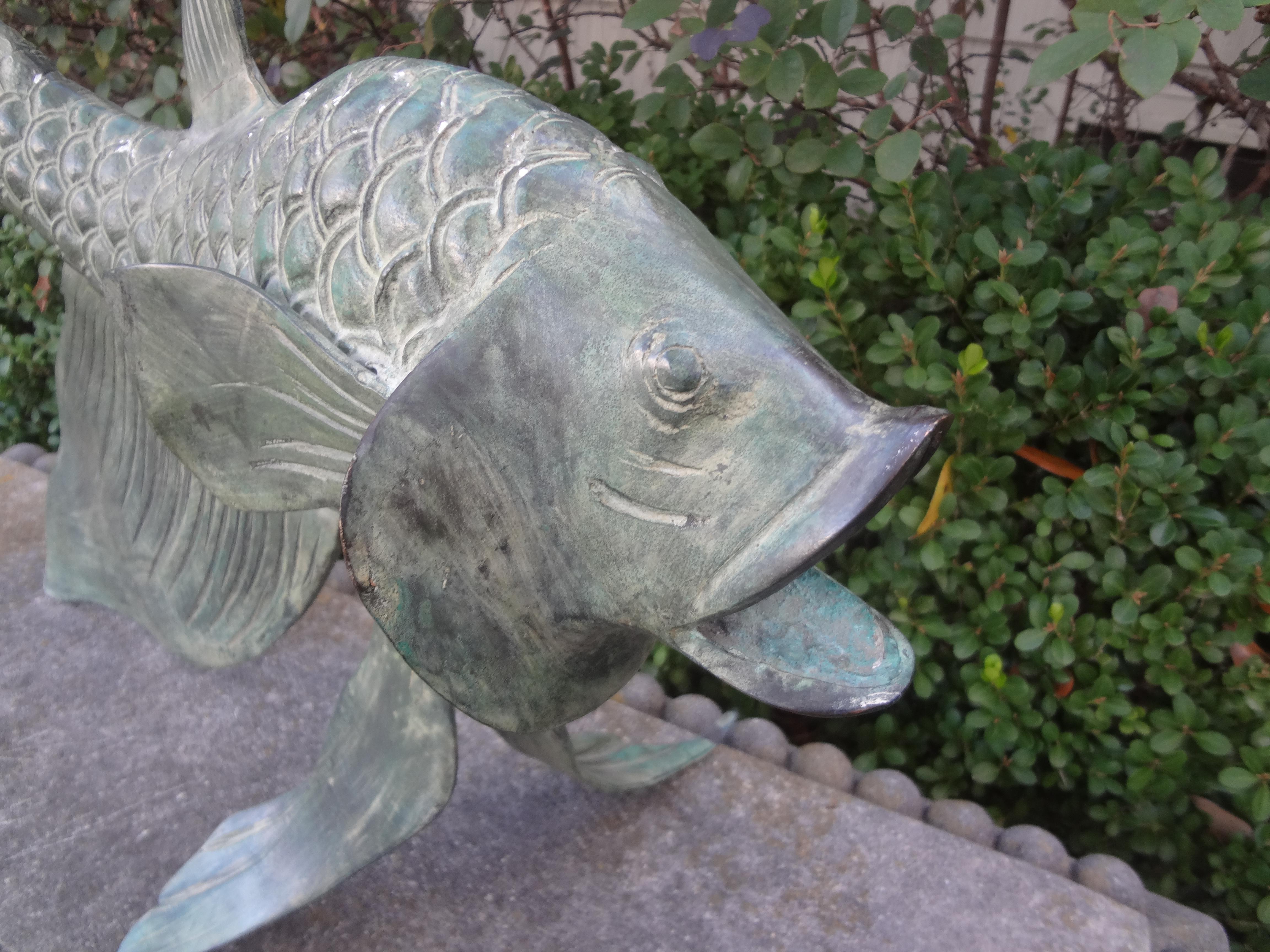 Milieu du XXe siècle Sculpture japonaise de poisson Koi en bronze en vente
